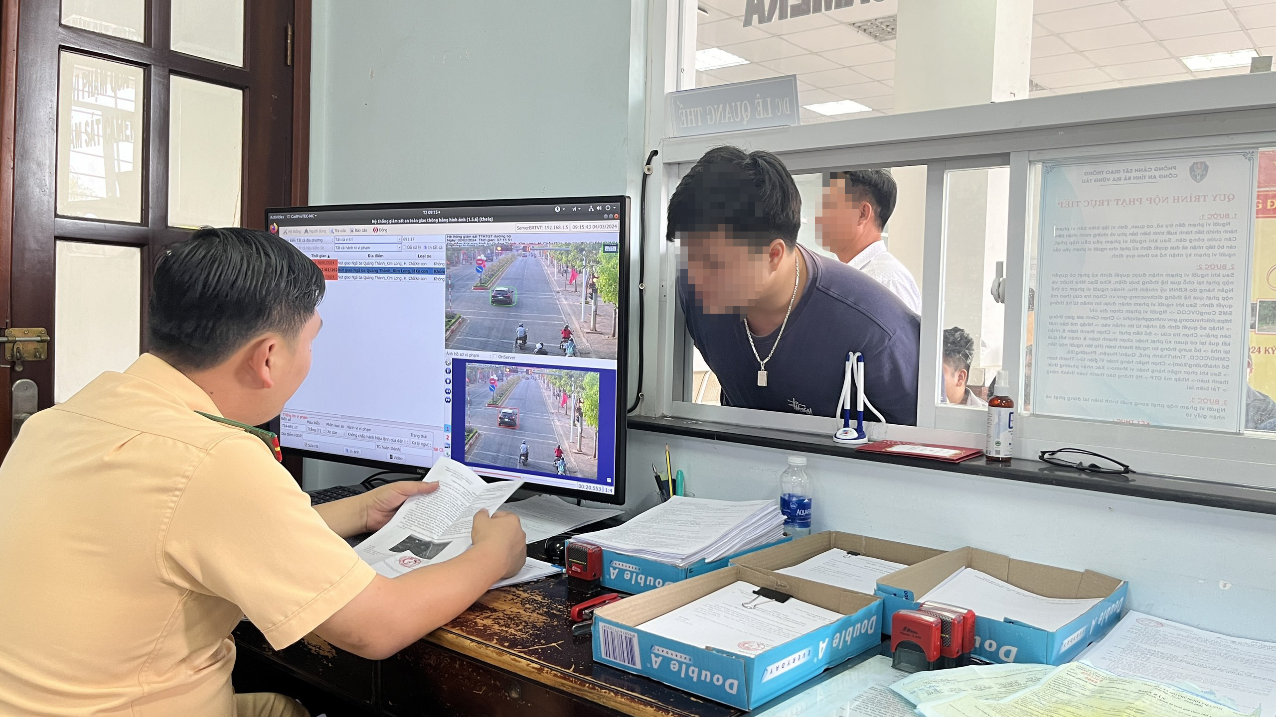 Cán bộ CSGT xử lý biên bản các trường hợp bị phạt nguội.