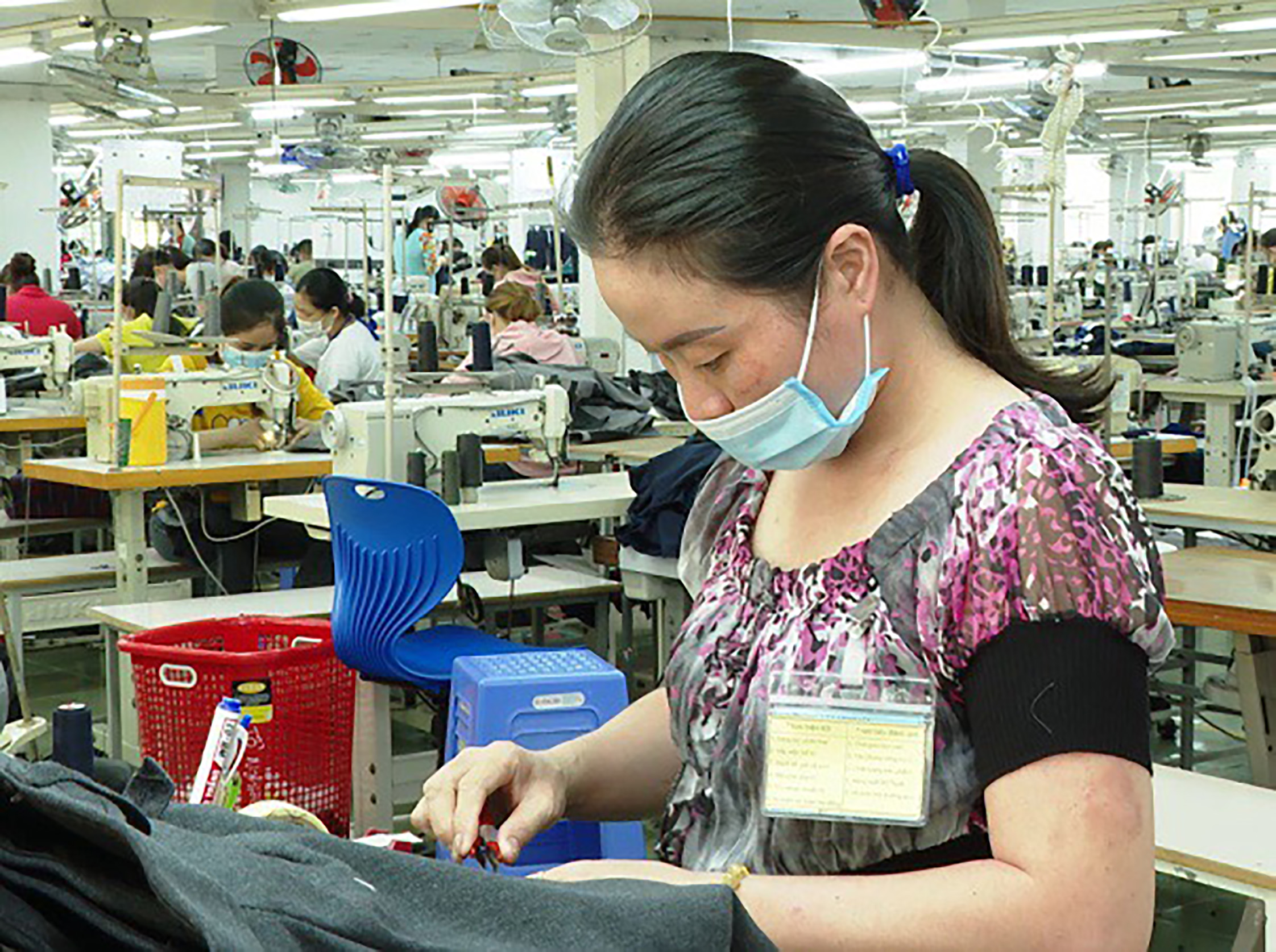 Sản xuất ba lô xuất khẩu tại Công ty TNHH TWINKLE Việt Nam (KCN Mỹ Xuân B1, TX. Phú Mỹ).