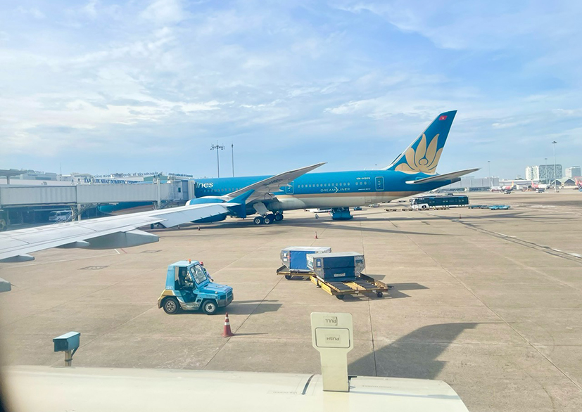 Hiện giá vé máy bay nội địa vẫn neo ở mức cao. Trong ảnh: Máy bay chuẩn bị cất cánh tại sân bay Tân Sơn Nhất.
