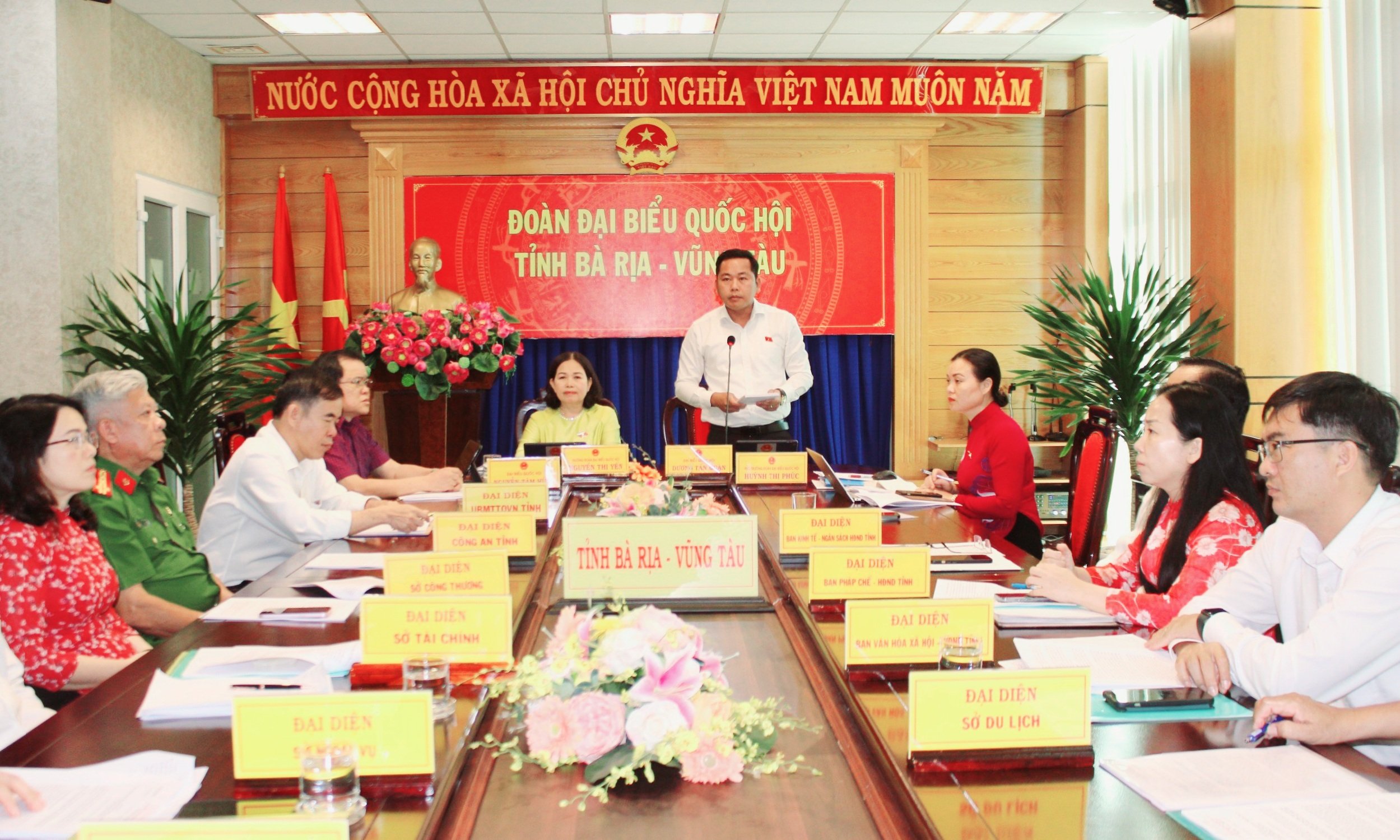 ĐBQH tỉnh Bà Rịa - Vũng Tàu Dương Tấn Quân chất vấn về việc thanh tra và xử lý vi phạm trong hoạt động cung cấp dịch vụ bảo hiểm nhân thọ.