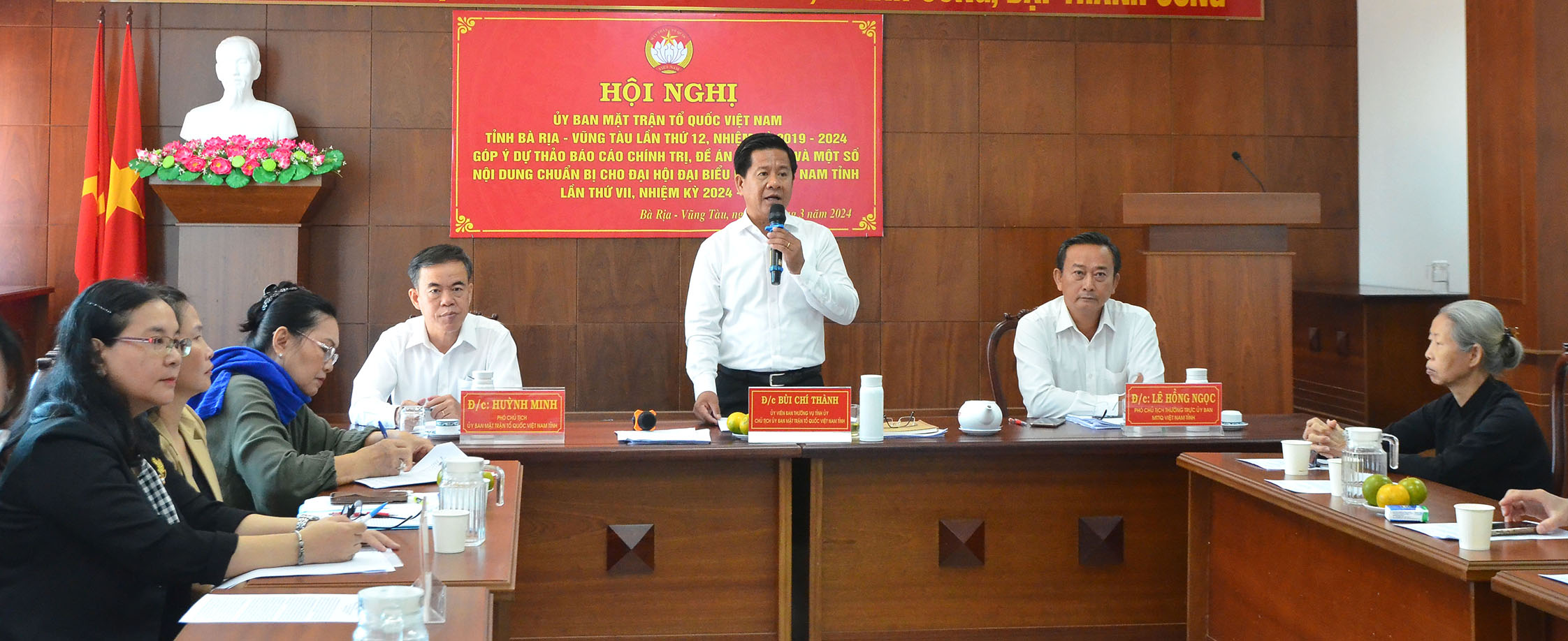 Ông Bùi Chí Thành, Chủ tịch UBMTTQ Việt Nam tỉnh phát biểu tại hội nghị.