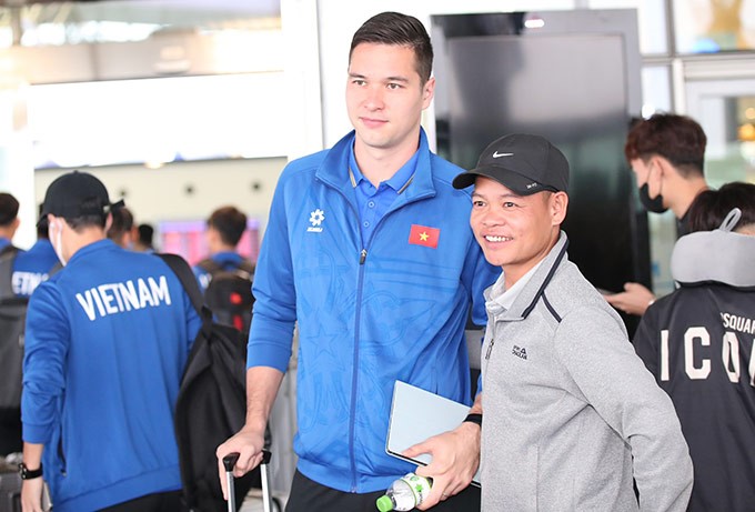 Thủ môn Nguyễn Filip được người hâm mộ chào đón, chụp hình ở sân bay Nội Bài. Ảnh: VFF