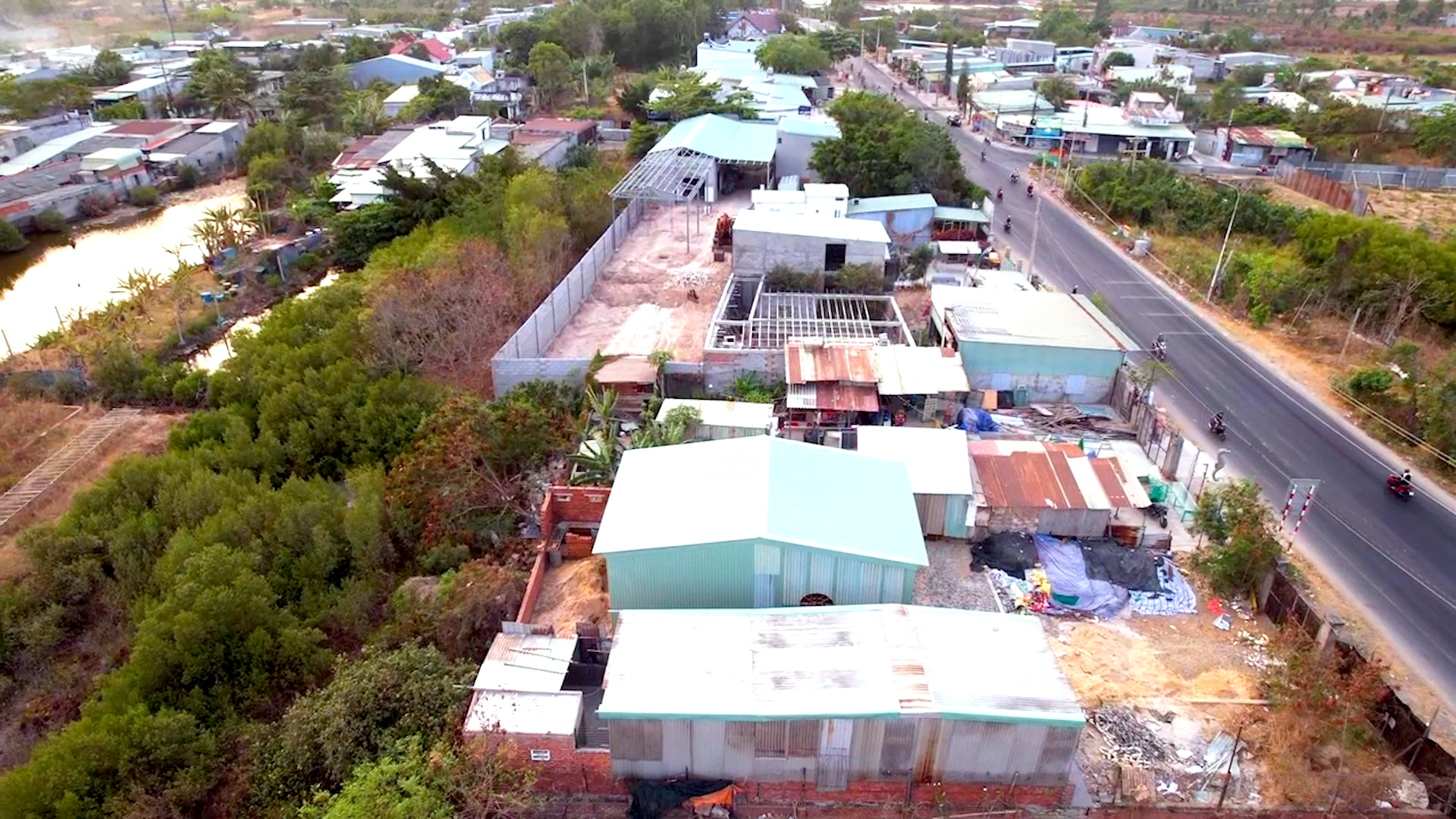 Hình ảnh từ flycam cho thấy một số ngôi nhà mới đã mọc lên khi dự án ĐT994 đang thực hiện công tác bồi thường giải phóng mặt bằng.