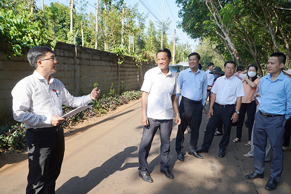 Đoàn giám sát của HĐND tỉnh khảo sát thực tế tại đường ấp Liên Sơn, xã Xà Bang, huyện Châu Đức.