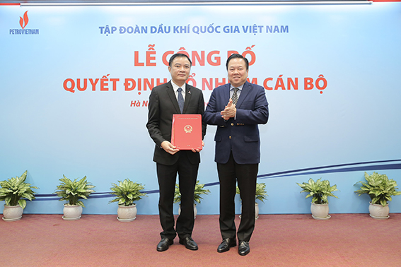 Ông Nguyễn Hoàng Anh, Ủy viên Trung ương Đảng, Chủ tịch Ủy ban Quản lý vốn Nhà nước tại DN trao quyết định bổ nhiệm cho ông Lê Ngọc Sơn.