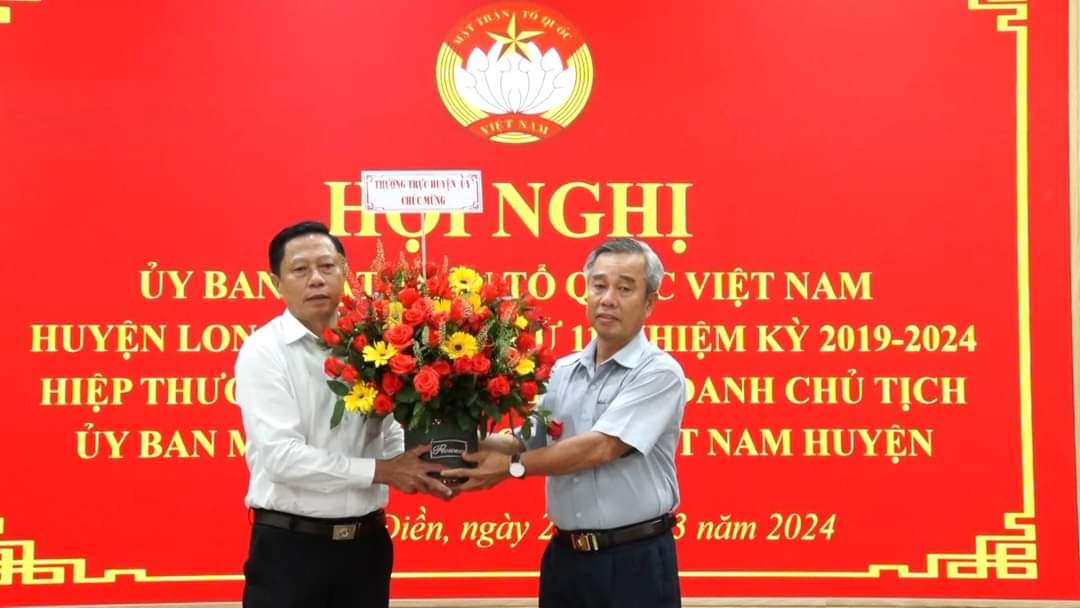 Ông Võ Hữu Hạnh, Phó Bí thư Thường trực Huyện uỷ Long Điền tặng hoa chúc mừng ông Hà Thanh Hùng.