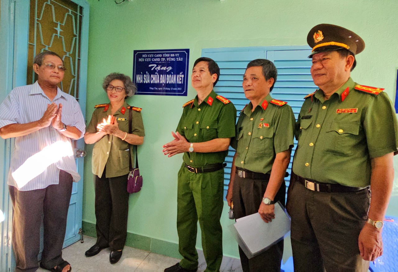 Hội cựu Công an nhân dân TP.Vũng Tàu bàn giao nhà cho ông Phạm Công Điệp (bìa trái).