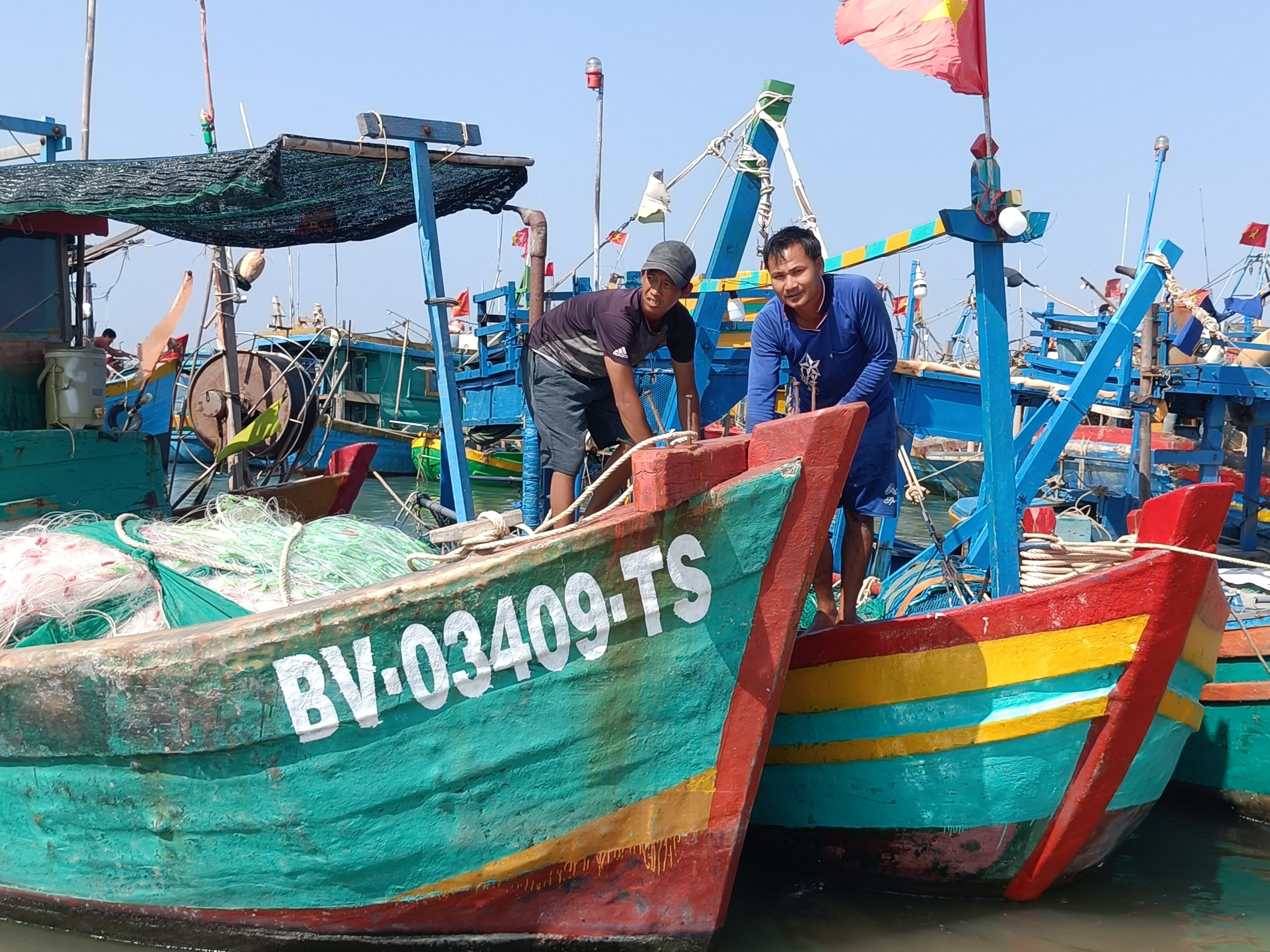 Số tạm vừa đươc cấp, vẽ cho tàu cá “3 không” trên 6m ở xã Phước Tỉnh (huyện Long Điền) chiều ngày 21/3.