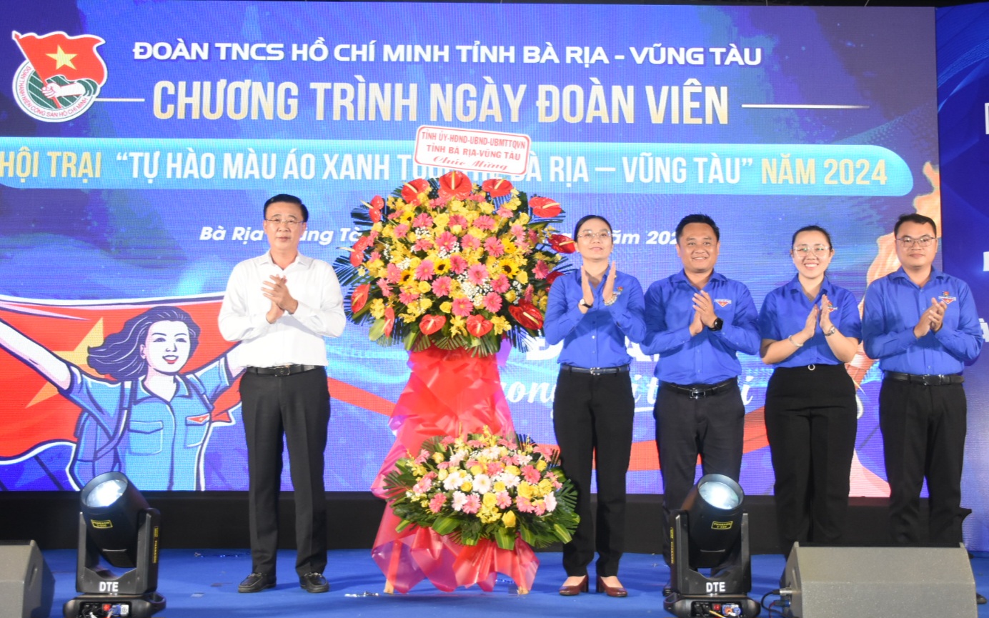 Ông Huỳnh Văn Danh, Trưởng Ban Dân vận Tỉnh ủy tặng hoa của lãnh đạo tỉnh cho Ban Thường vụ Tỉnh Đoàn nhân kỷ niệm 93 năm Ngày thành lập Đoàn TNCS Hồ Chí Minh.