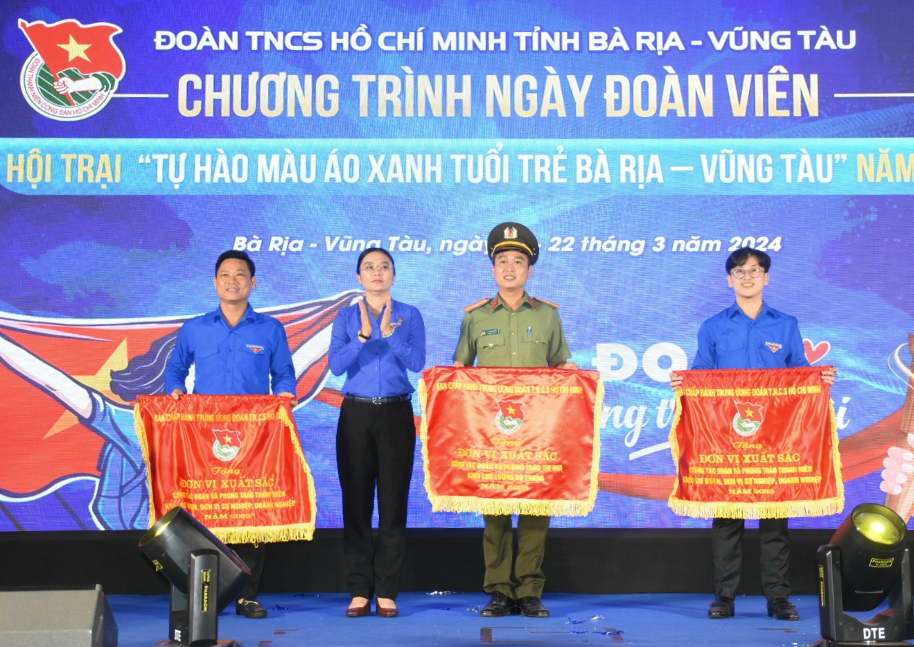 Chị Hồ Thị Ánh Tuyết, Bí thư Tỉnh Đoàn trao cờ thi đua đơn vị xuất sắc dân đầu năm 2023 của Trung ương Đoàn cho các tập thể tại chương trình.