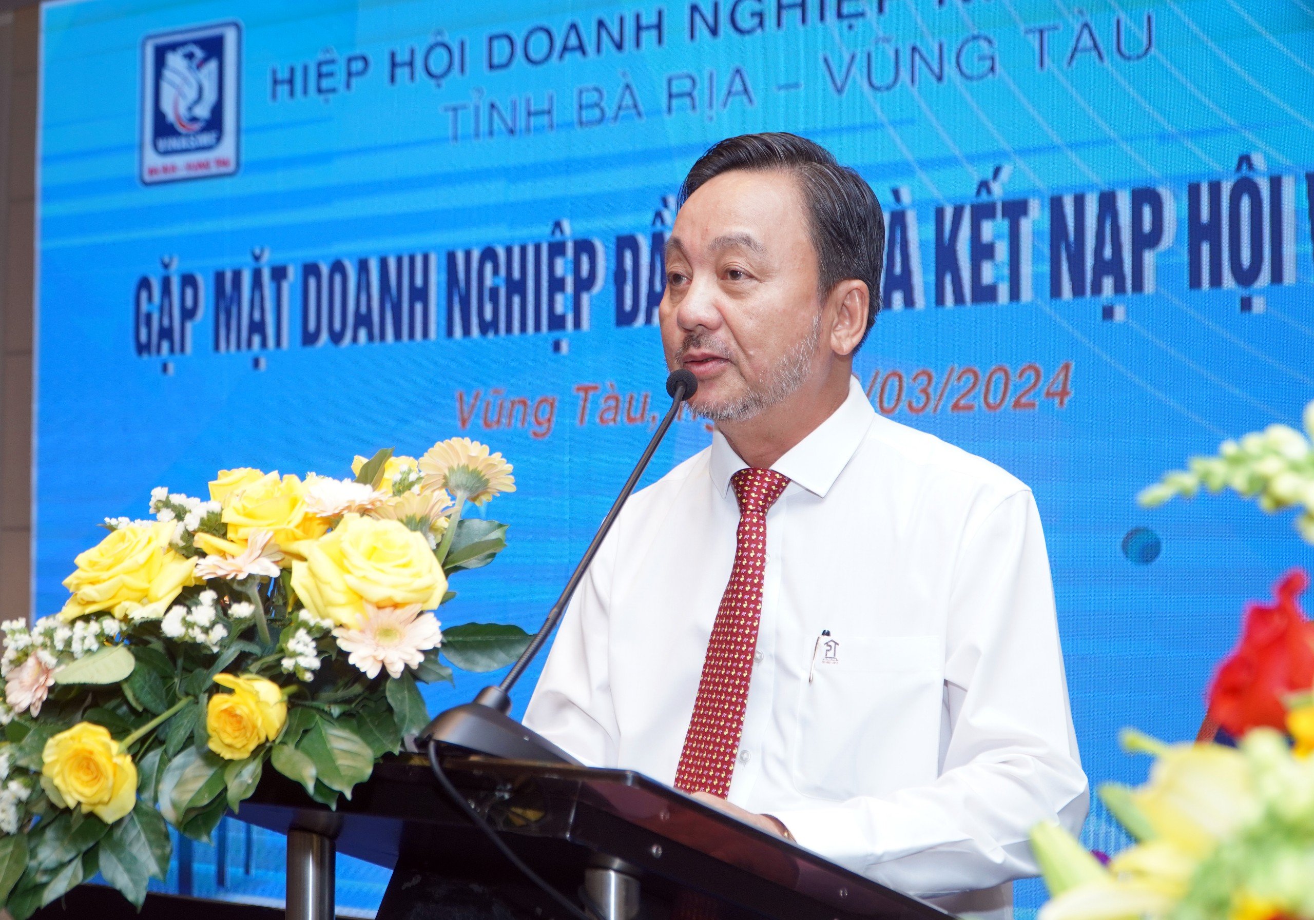 Ông Phạm Văn Triêm, Chủ tịch Hiệp hội DNNVV tỉnh phát biểu tại buổi gặp mặt.