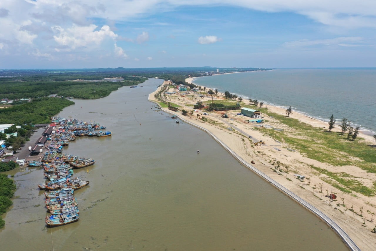 Một phần bờ biển Phước Thuận (huyện Xuyên Mộc) bị sóng biển tấn công, nuốt đất liền nên các DN du lịch phải đầu tư xây kè chống sạt lở.