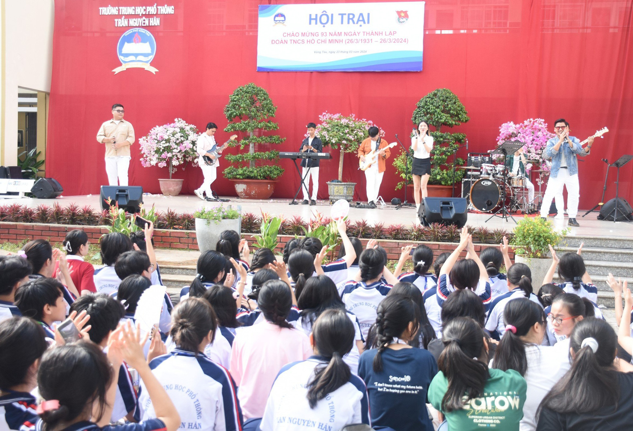 HS Trường THPT Trần Nguyên Hãn (TP.Vũng Tàu) giao lưu âm nhạc tại chương trình do Nhà Văn hóa Thanh niên tỉnh tổ chức.