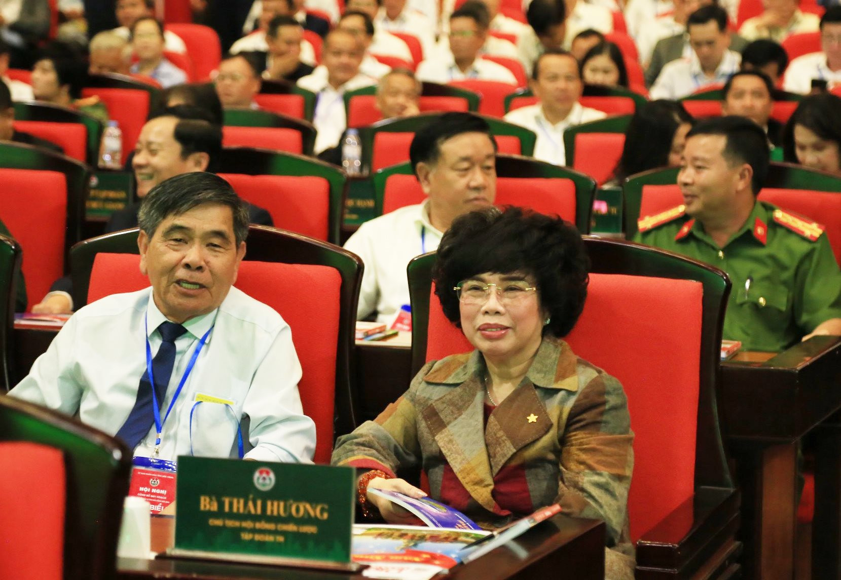 Bà Thái Hương, Chủ tịch Tập đoàn TH đến dự Hội nghị công bố Quy hoạch và Xúc tiến đầu tư tỉnh Đắk Nông 2024. Tập đoàn TH là một trong những nhà đầu tư lớn của Đắk Nông hiện nay.