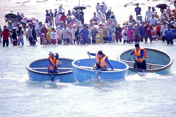 Ngư dân Lộc An tham gia Lễ hội đua thuyền thúng.