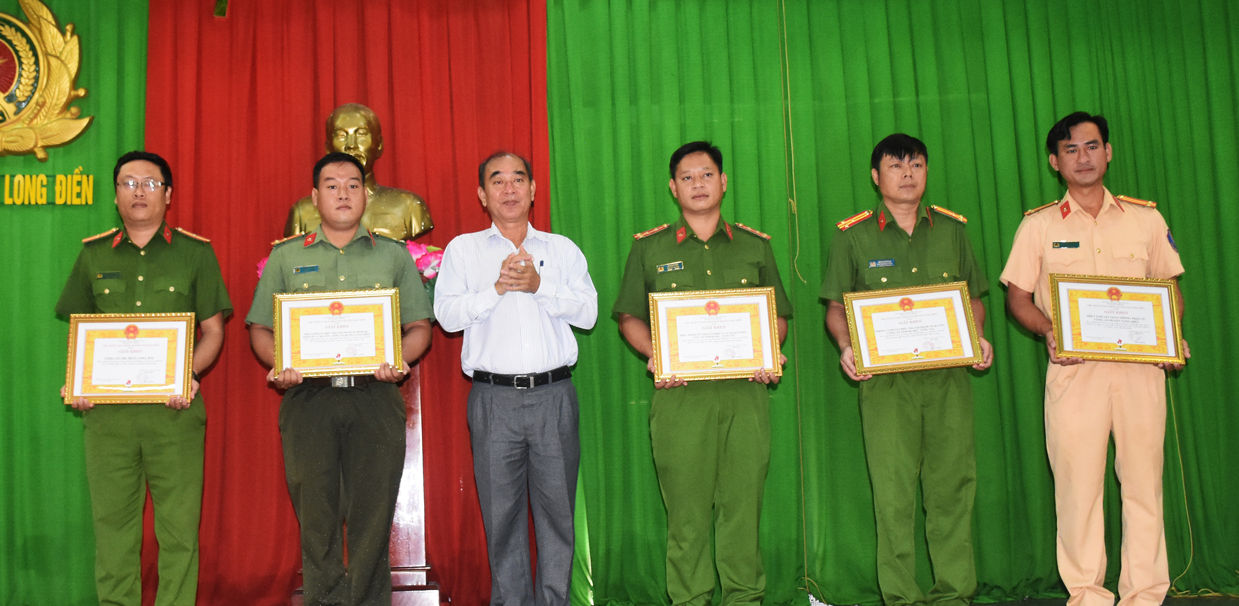 Ông Lâm Văn Hồng, Chủ tịch UBND huyện Long Điền trao khen thưởng cho các tập thể