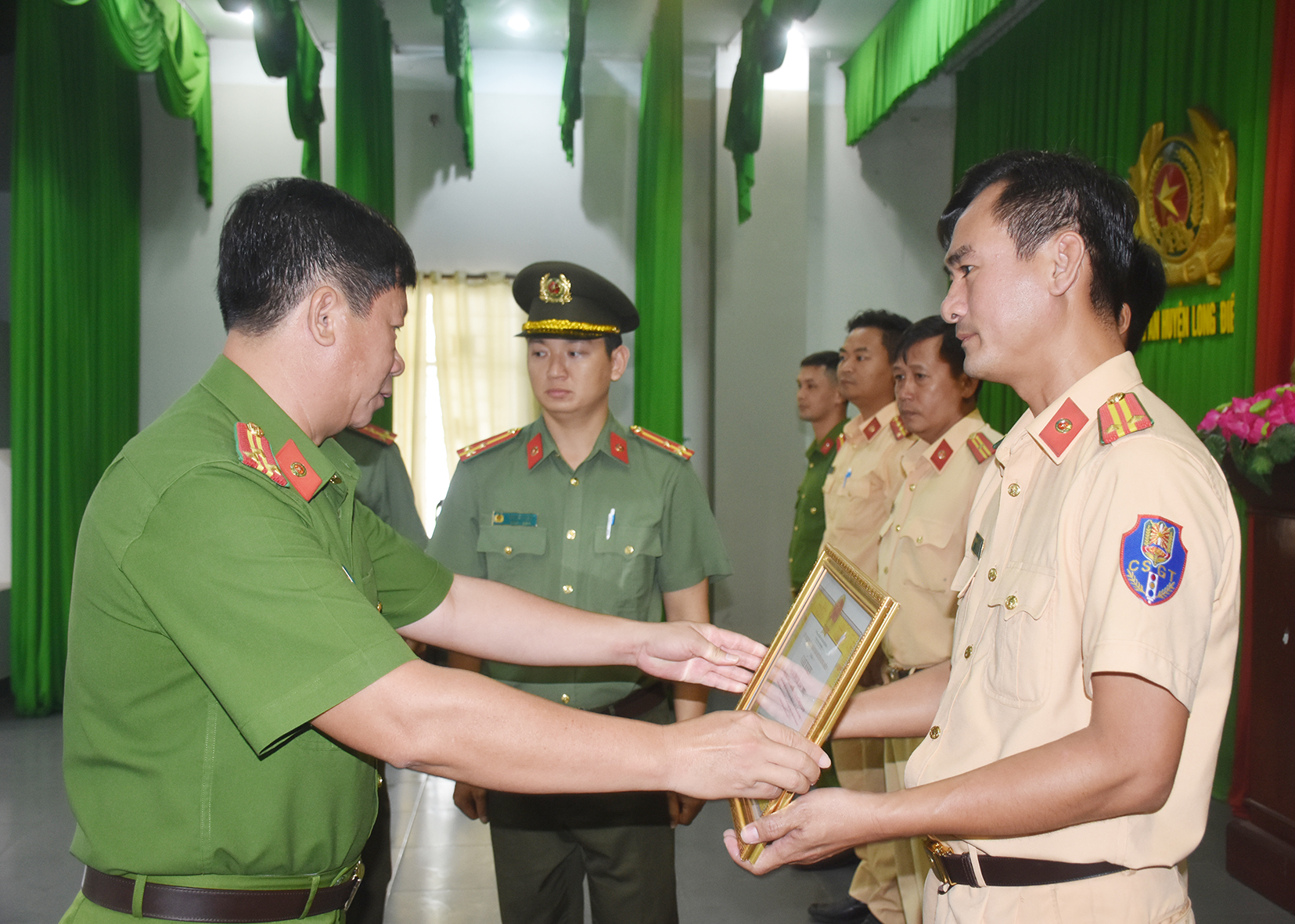 Thượng tá Nguyễn Văn Tân, Trưởng Công an huyện Long Điền trao khen thưởng cho các cá nhân