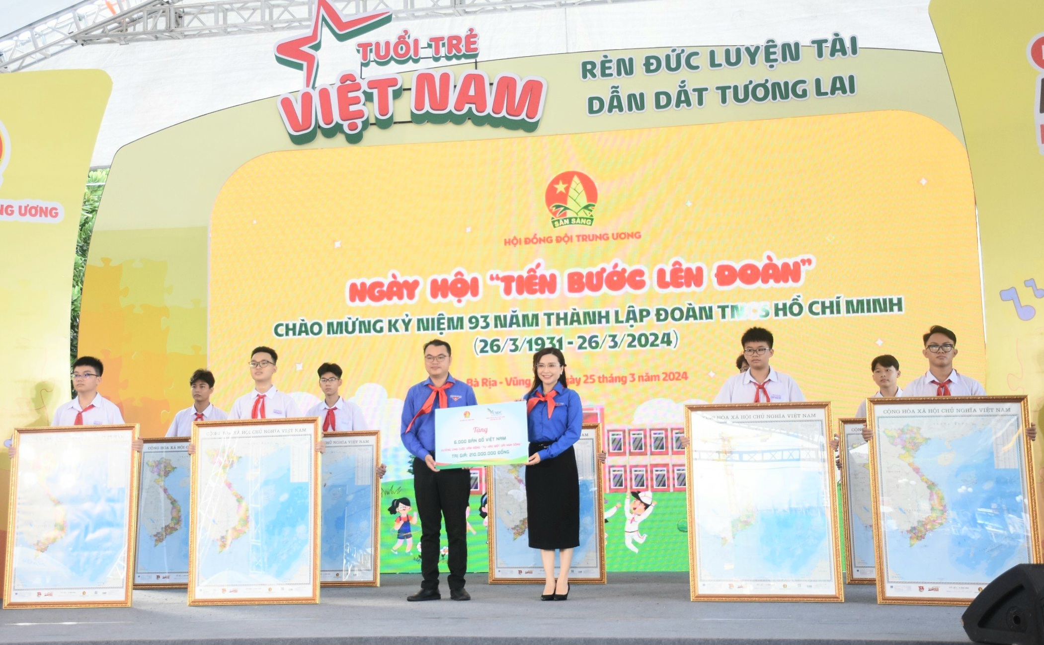 Chị Nguyễn Phạm Duy Trang, Bí thư Trung ương Đoàn, Chủ tịch Hội đồng Đội Trung ương trao biểu trưng tặng 6.000 bản đồ Việt Nam cho Hội đồng Đội tỉnh tại ngày hội.