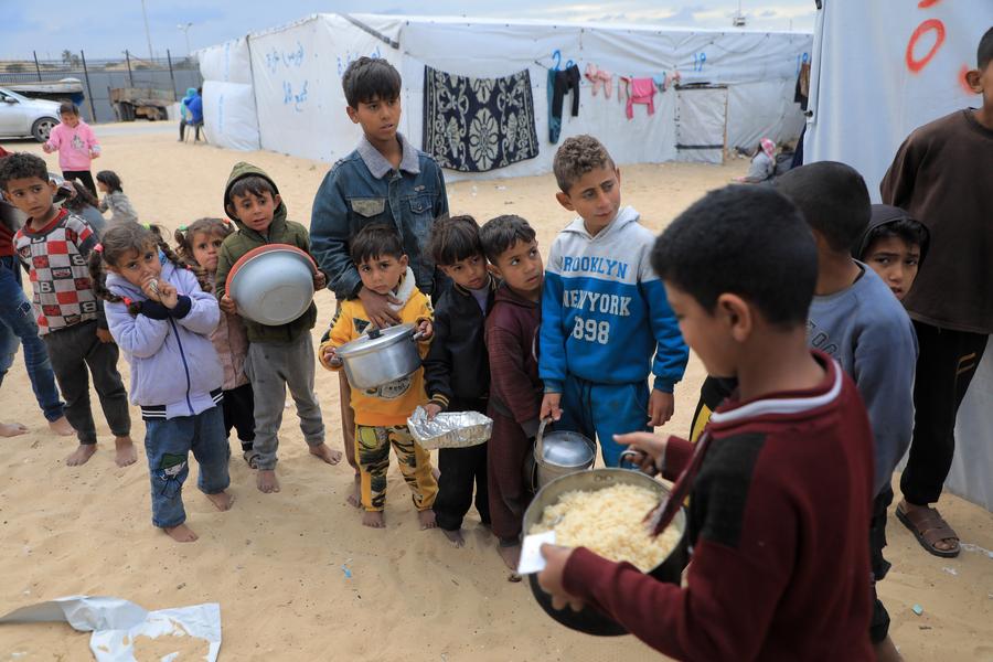 Trẻ em Palestine chờ nhận thực phẩm cứu trợ tại thành phố Rafah, Dải Gaza.