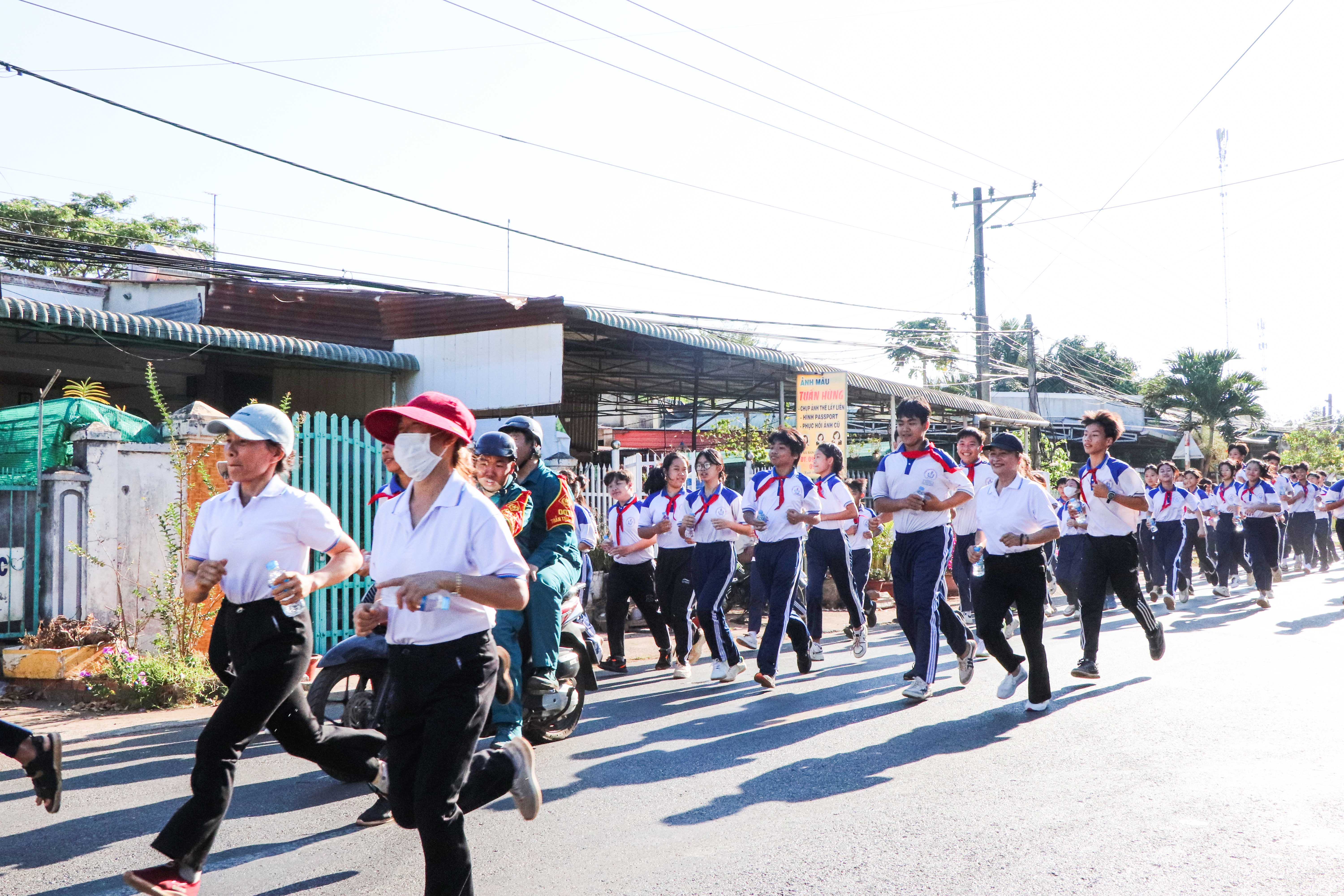 Các em HS Trường THCS Xà Bang cũng tích cực hưởng ứng tham gia Ngày chạy Olympic vì sức khỏe toàn dân.