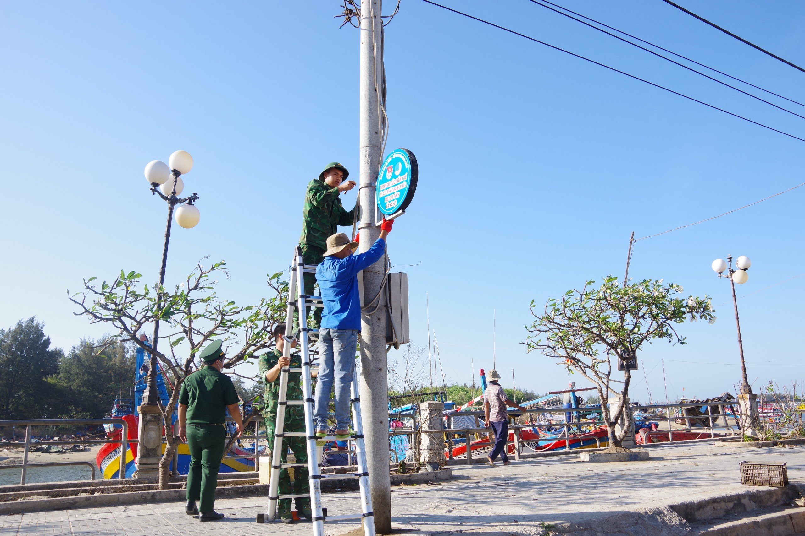 Đồn Biên phòng Bình Châu cùng Đoàn thanh niên xã Bình Châu lắp ráp các biển tuyên truyền trên 