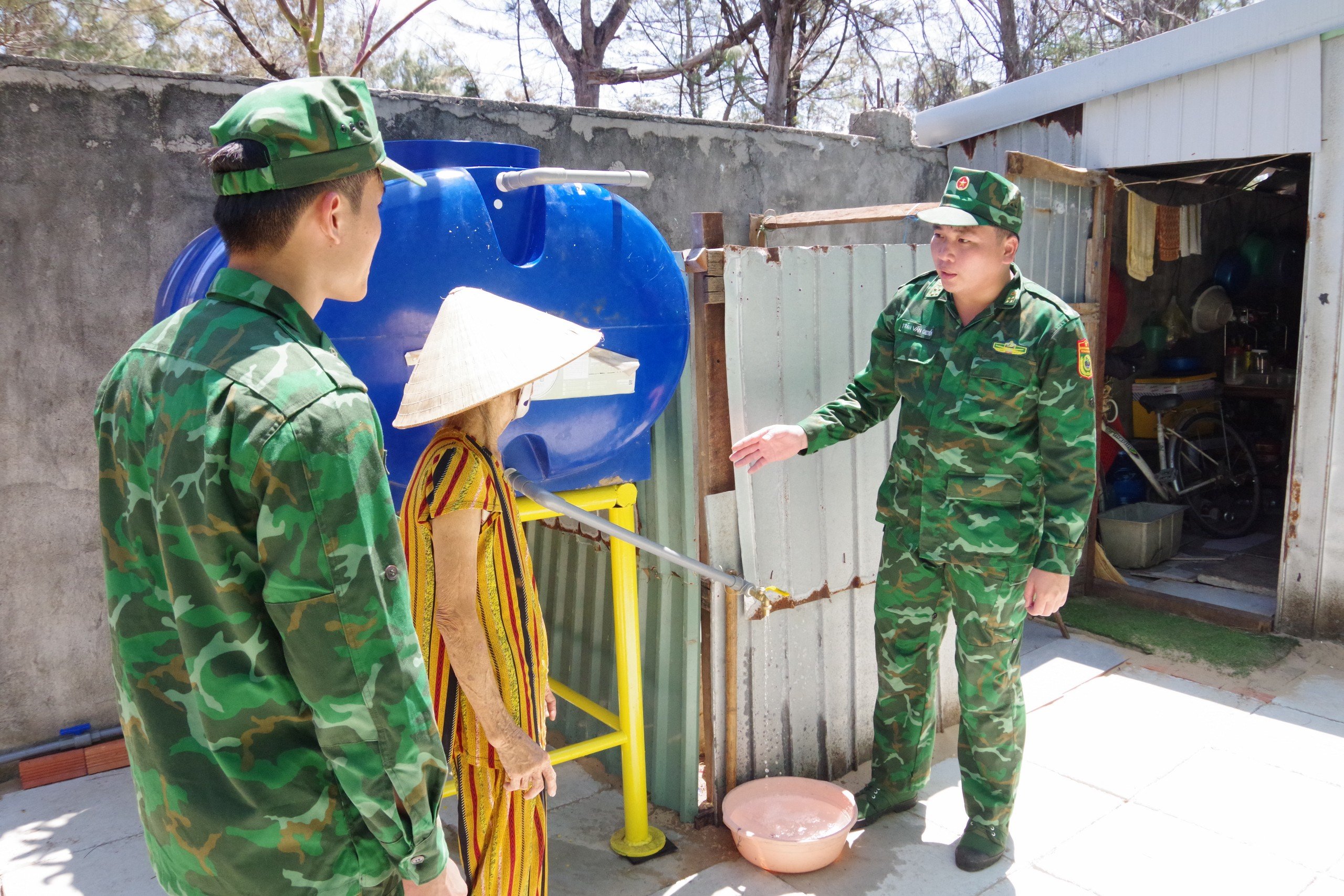 Chi đoàn Đồn Biên phòng Chí Linh bàn giao công trình “Sử dụng nước sạch” cho gia đình bà Nguyễn Thị Ngọc Liên.