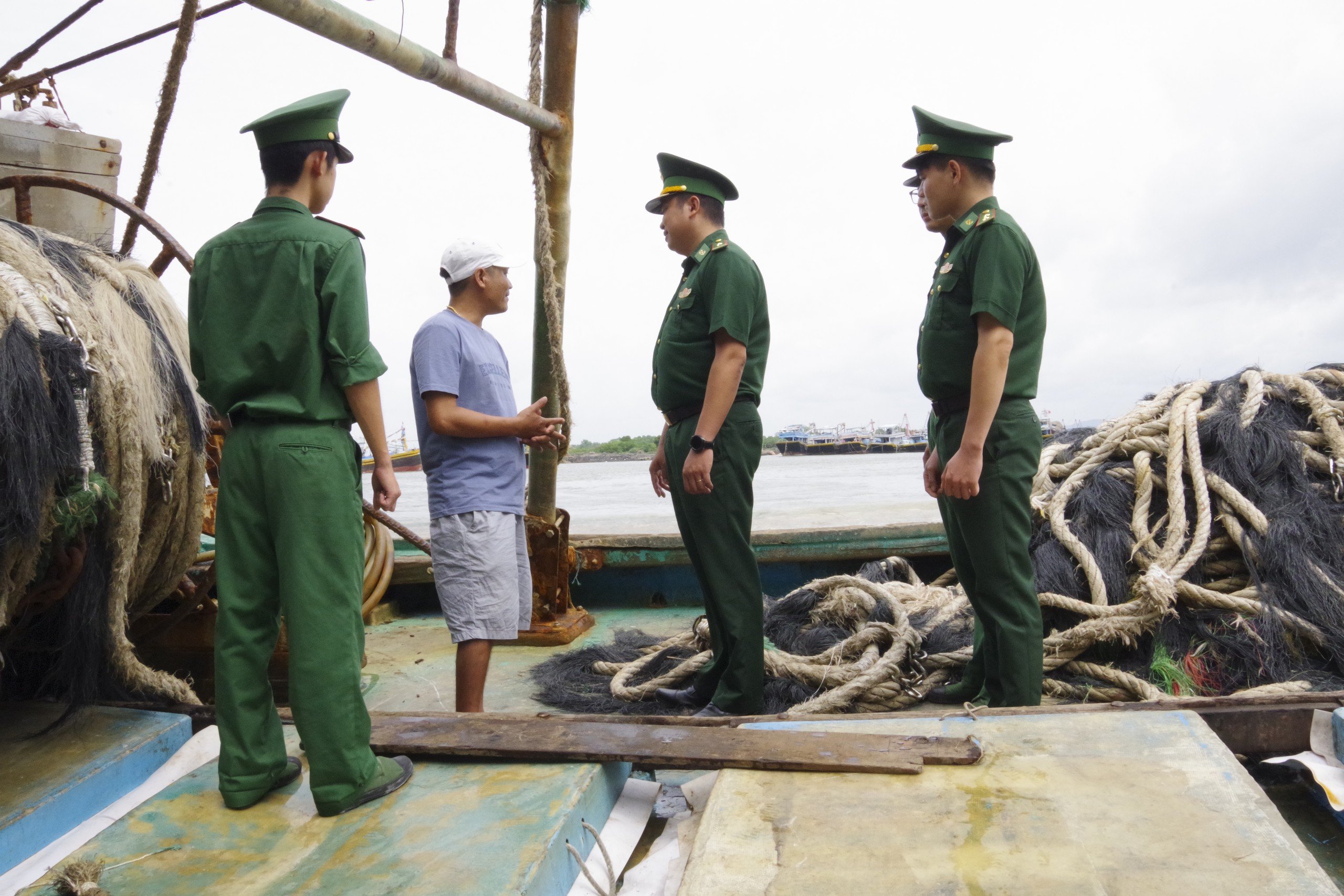 Cán bộ Đồn Biên phòng Phước Tỉnh kiểm tra tàu cá ở cảng Tân Phước (huyện Long Điền).