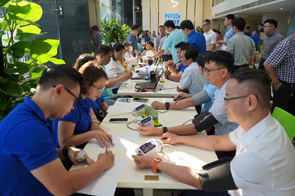 Các thành viên tham gia hiến máu tại chương trình