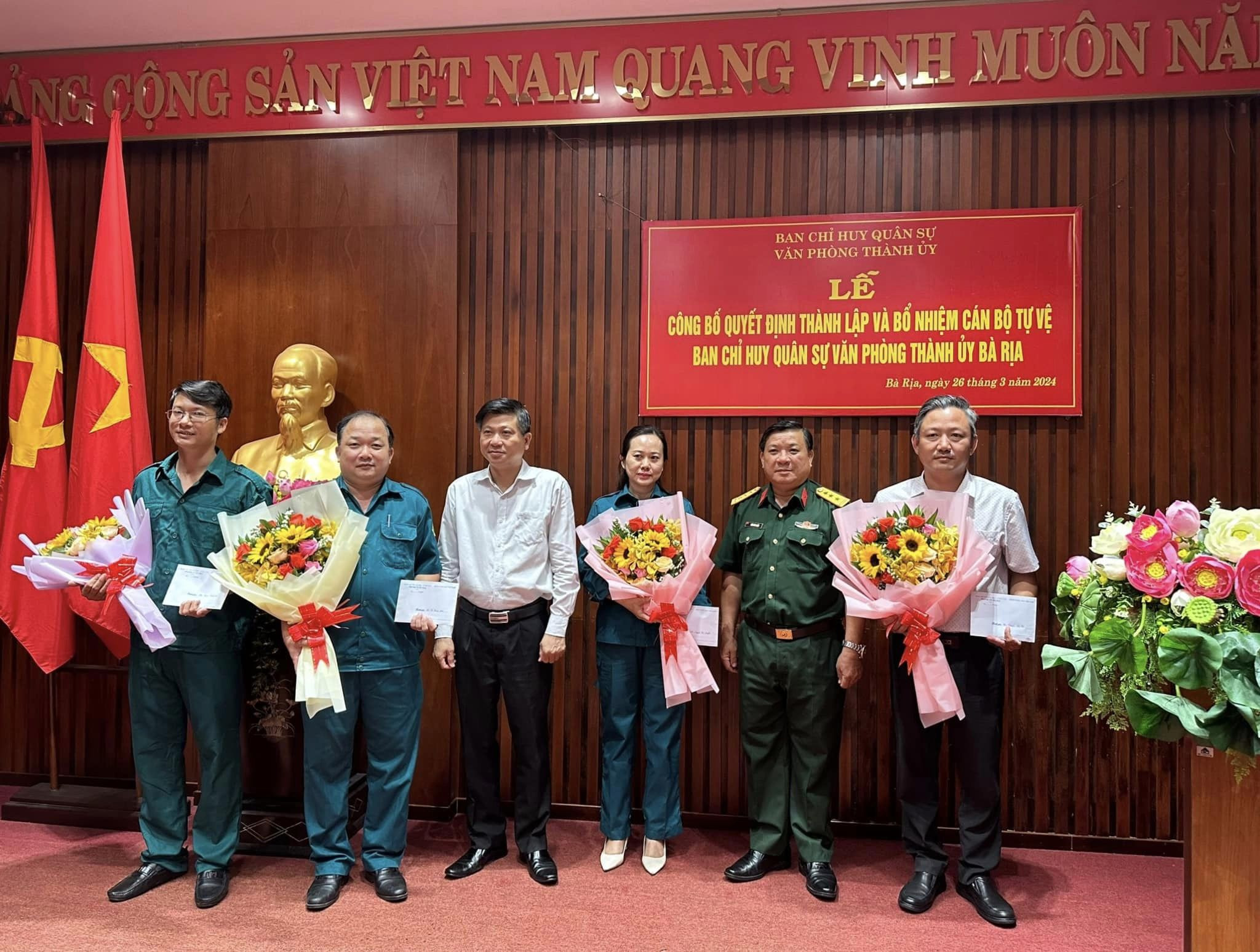 Ông Trần Văn Tuấn, Bí thư Thành ủy Bà Rịa (đứng giữa) trao quyết định và tặng hoa cho BCH quân sự Văn phòng Thành ủy.