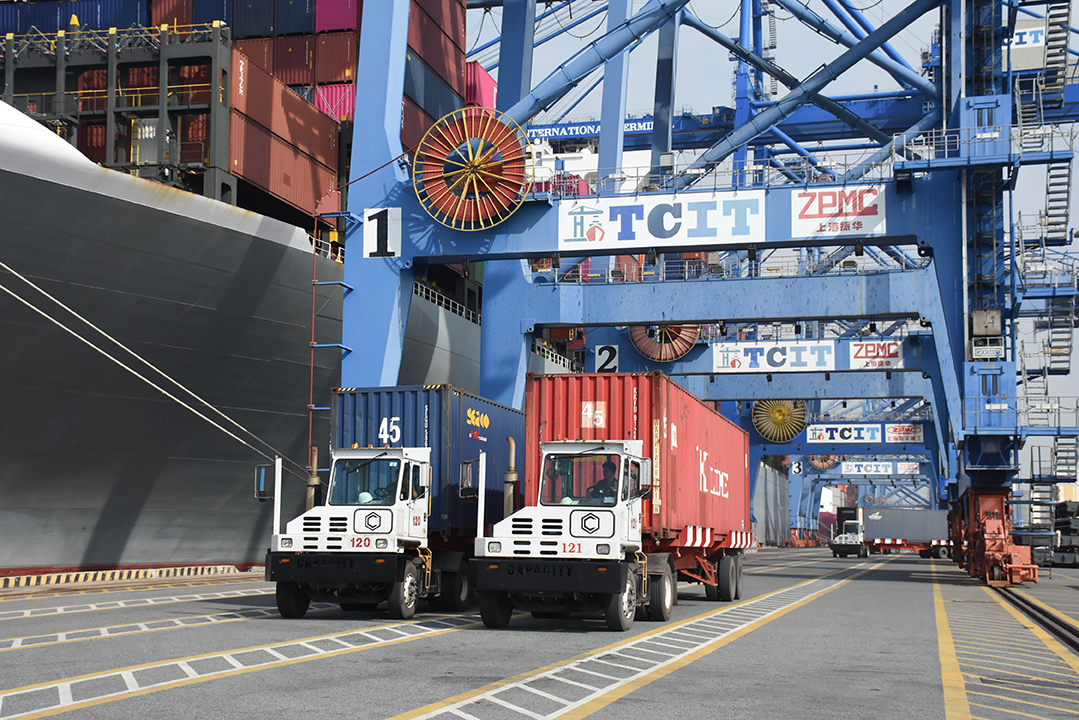 Hệ thống cảng CM-TV đảm nhận 70-80% sản lượng hàng hóa xuất khẩu của khu vực Đồng bằng sông Cửu Long. Trong ảnh: Xếp dỡ container tại Cảng TCIT.