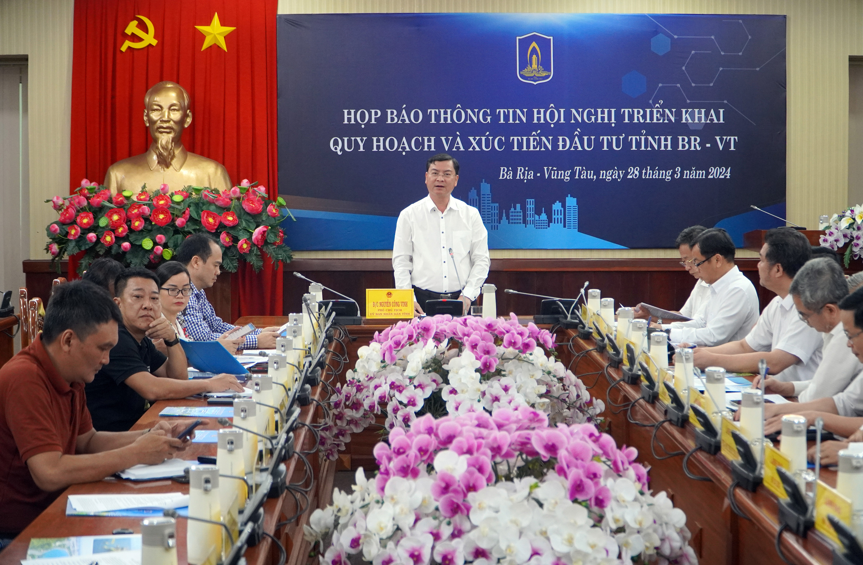 Phó Chủ tịch UBND tỉnh Nguyễn Công Vinh chủ trì họp báo.