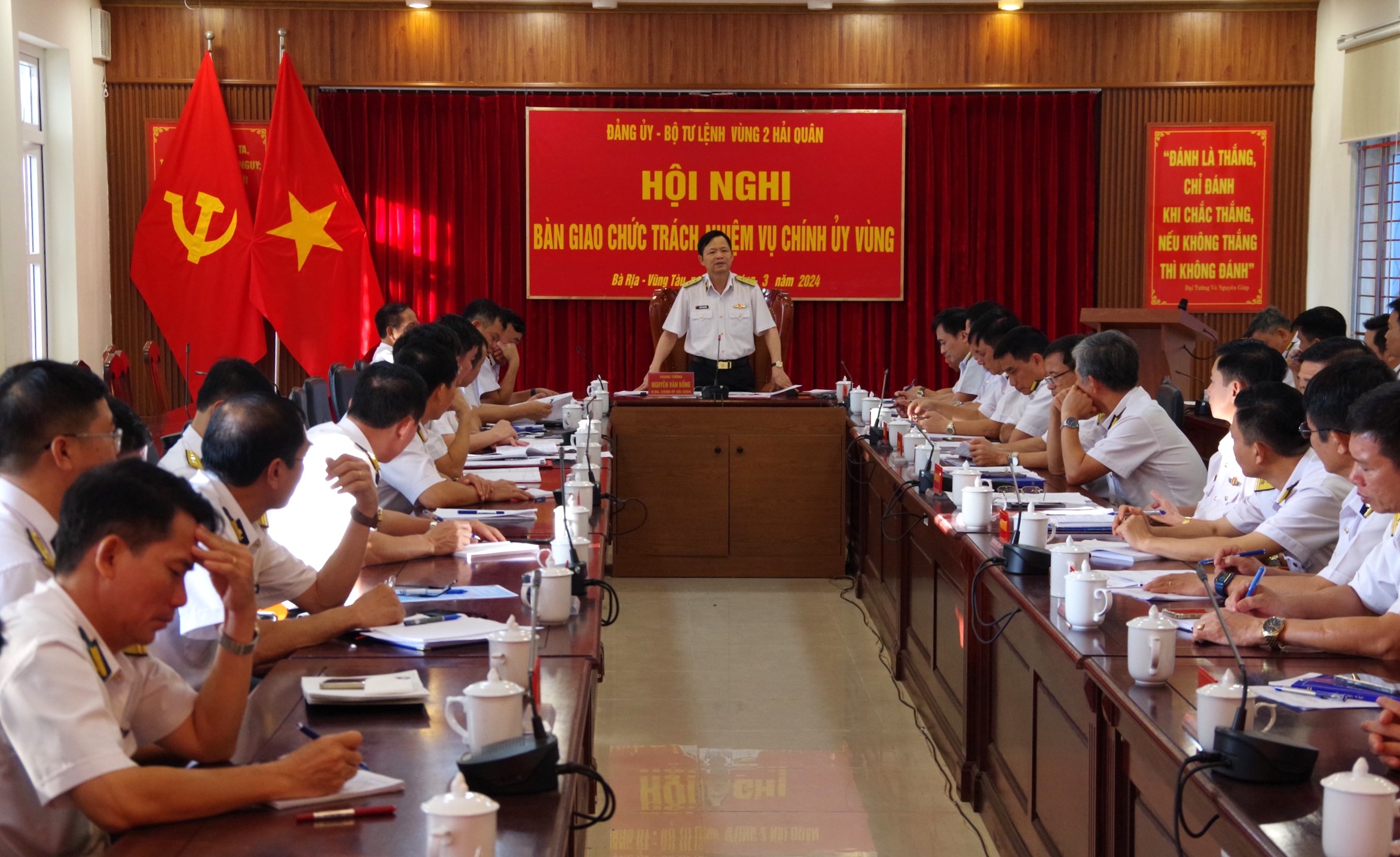 Trung tướng Nguyễn Văn Bổng, Bí thư Đảng ủy, Chính ủy Quân chủng Hải quân dự chỉ đạo tại hội nghị bàn giao chức trách, nhiệm vụ Chính ủy Vùng 2 Hải quân.