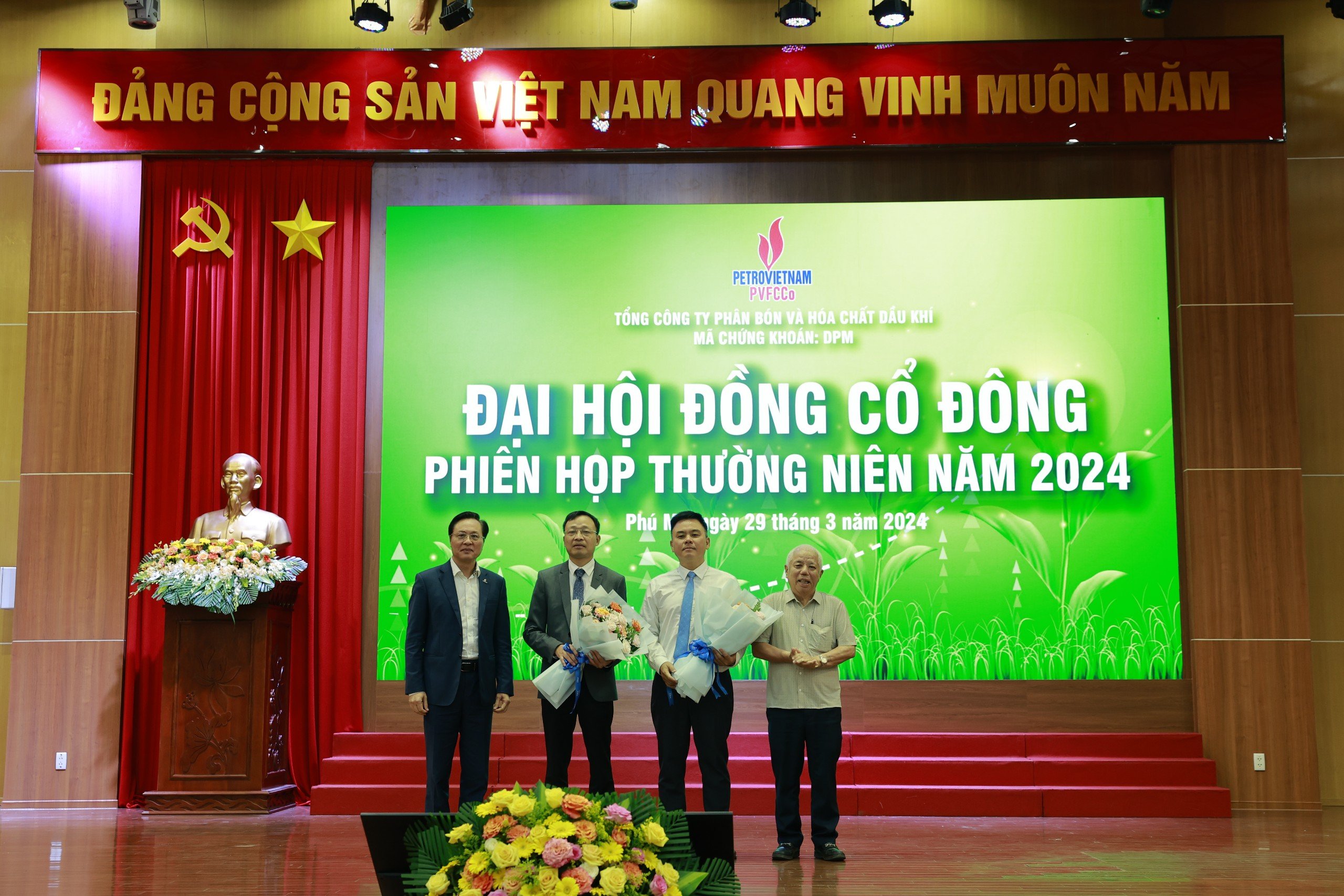Ông Bùi Minh Tiến - Thành viên HĐTV Tập đoàn,  cổ đông lớn là Công ty mẹ - Tập đoàn Dầu khí Việt Nam (ngoài cùng bìa trái) tặng hoa chúc mừng Nguyễn Xuân Hòa và ông Phan Công Thành. 