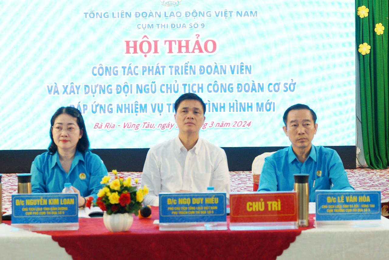 Chủ trì hội thảo có ông Ngọ Duy Hiểu, Phó Chủ tịch Tổng LĐLĐ Việt Nam; ông Lê Văn Hoà, Chủ tịch LĐLĐ tỉnh Bà Rịa - Vũng Tàu, Cụm Trưởng Cụm thi đua năm 2024 và bà Nguyễn Kim Loan, Chủ tịch LĐLĐ tỉnh Bình Dương, Cụm Phó Cụm thi đua năm 2024.