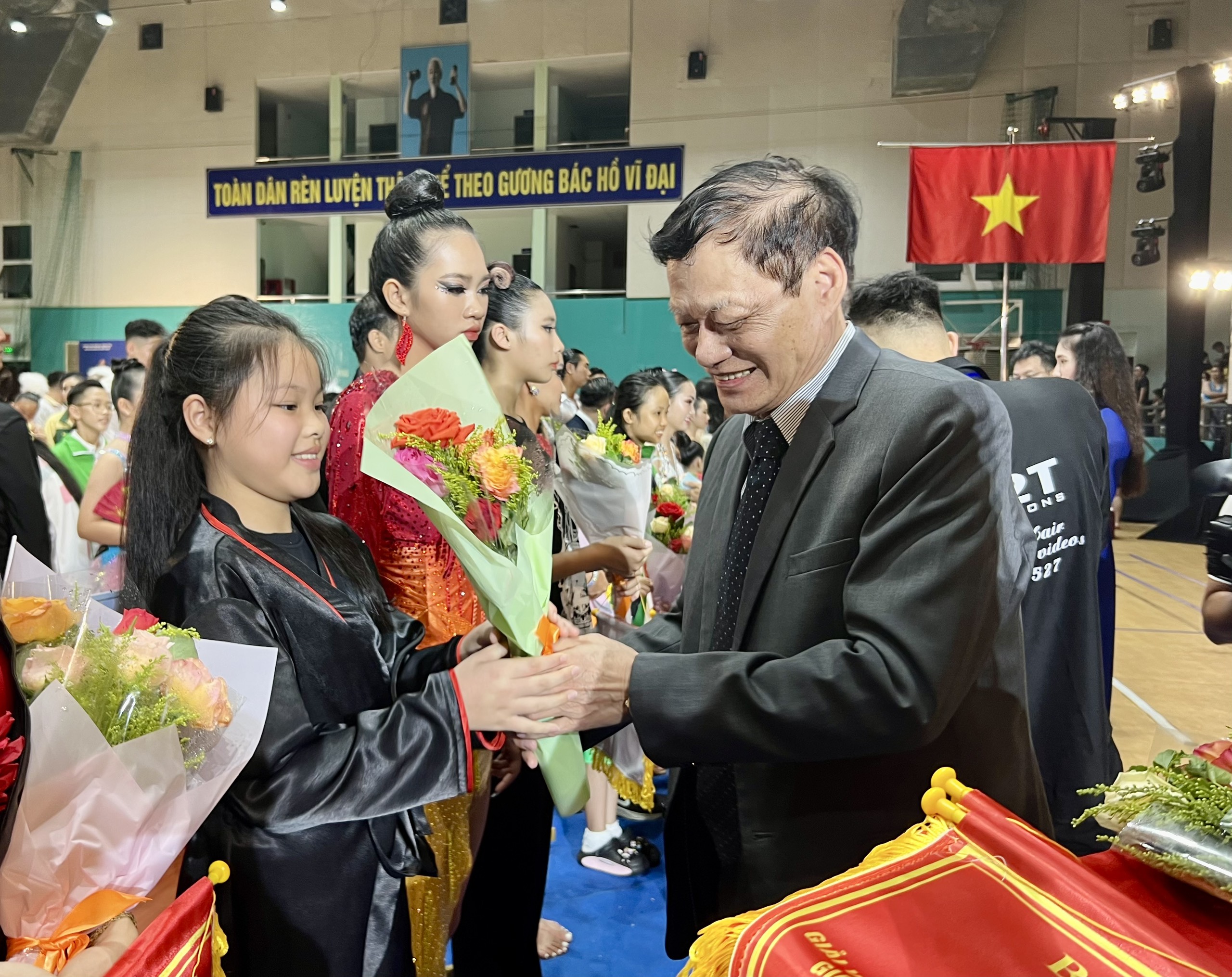 Ông Trần Chiến Thắng, Chủ tịch Liên đoàn thể dục Việt Nam, Nguyên Thứ trưởng Bộ VH-TT-DL trao cờ và hoa cho các đội tham gia.