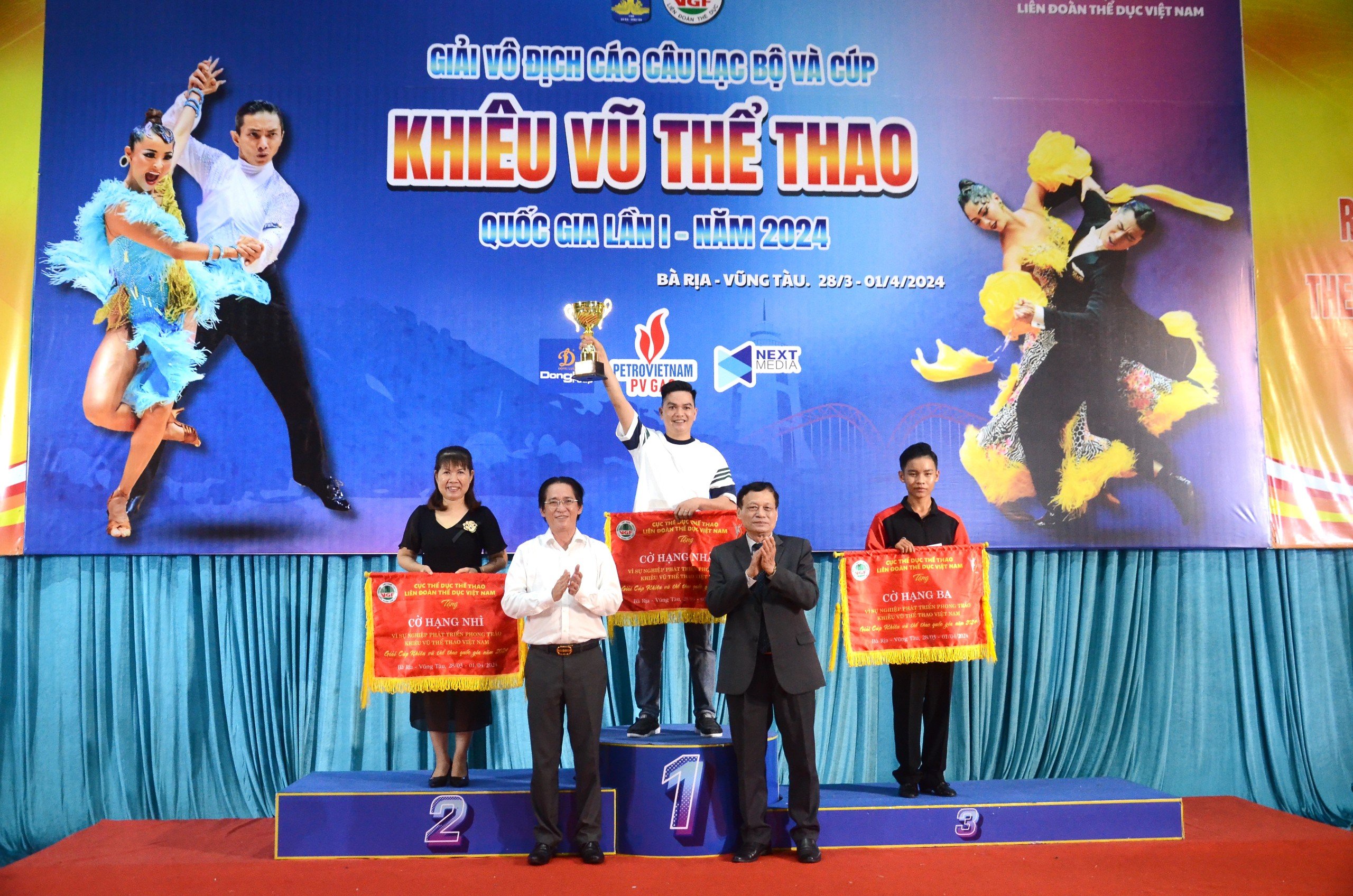 Liên đoàn Thể dục Việt Nam cũng Cúp  và cờ “Vì sự nghiệp phát triển phong trào khiêu vũ thể thao Việt Nam” cho 3 đơn vị. 