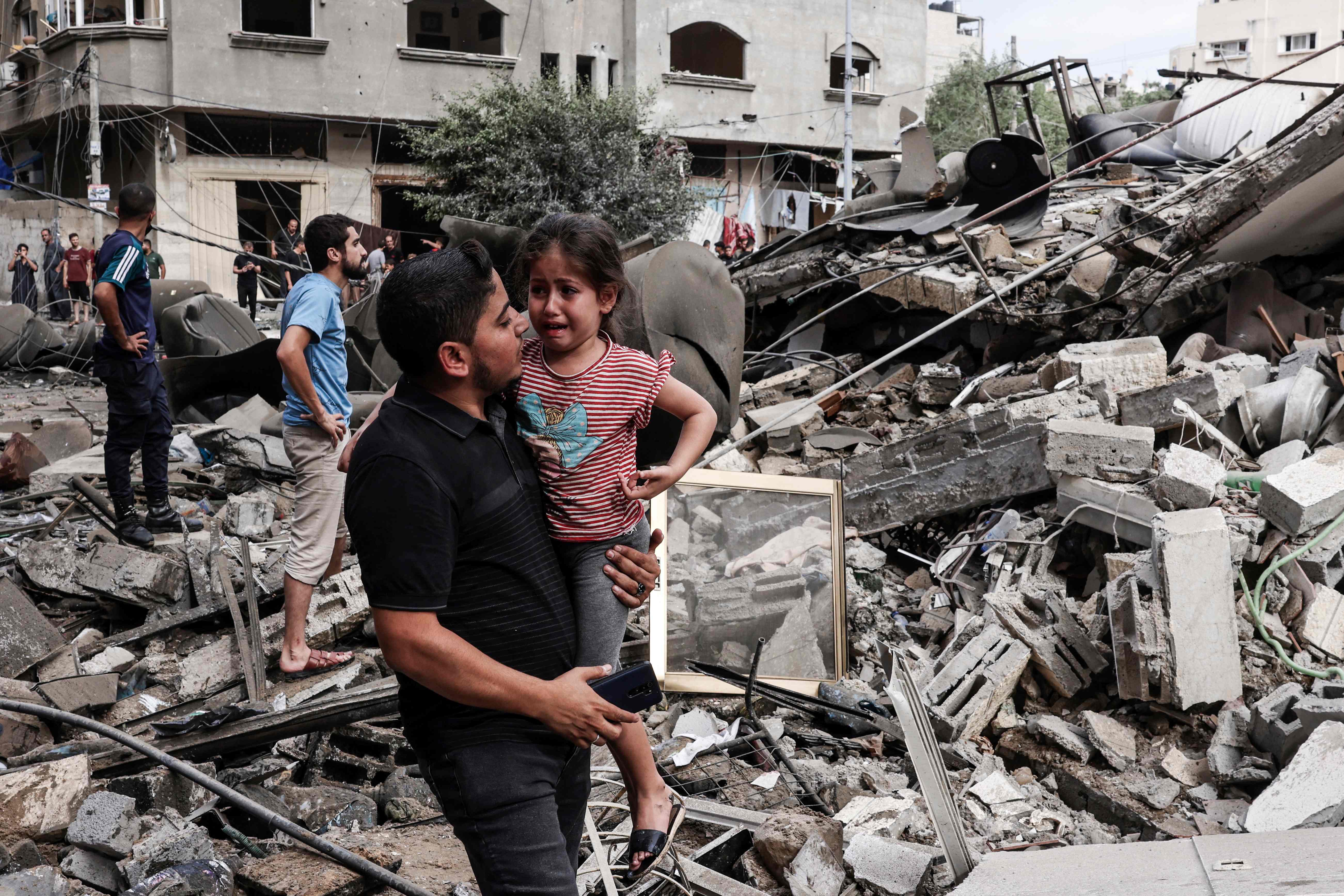 Cảnh đổ nát sau các vụ không kích của Israel tại Dải Gaza.