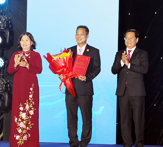 Lãnh đạo tỉnh trao Giấy chứng nhận đầu tư cho Công ty CP Kinh doanh Nhà Nam Á  với dự án Khu chung cư cao cấp Phước Hội - Sea Pearl Apartment tại huyện Đất Đỏ.