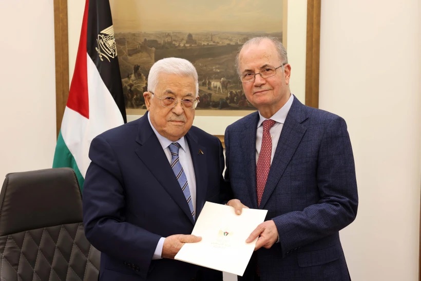 Tổng thống Palestine Mahmoud Abbas (trái) trao quyết định bổ nhiệm ông Mohammed Mustafa làm Thủ tướng mới.