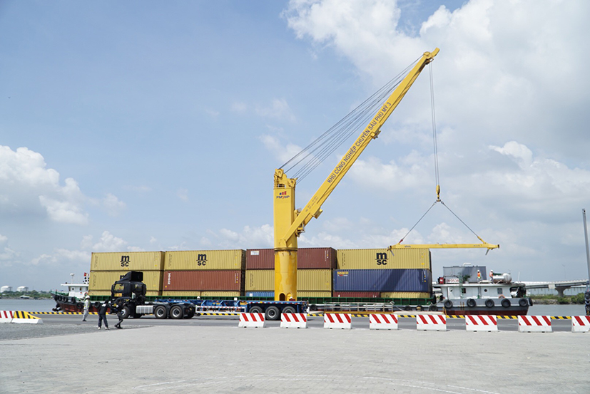 Xếp dỡ hàng container tại Cảng cạn Phú Mỹ (giai đoạn 1).