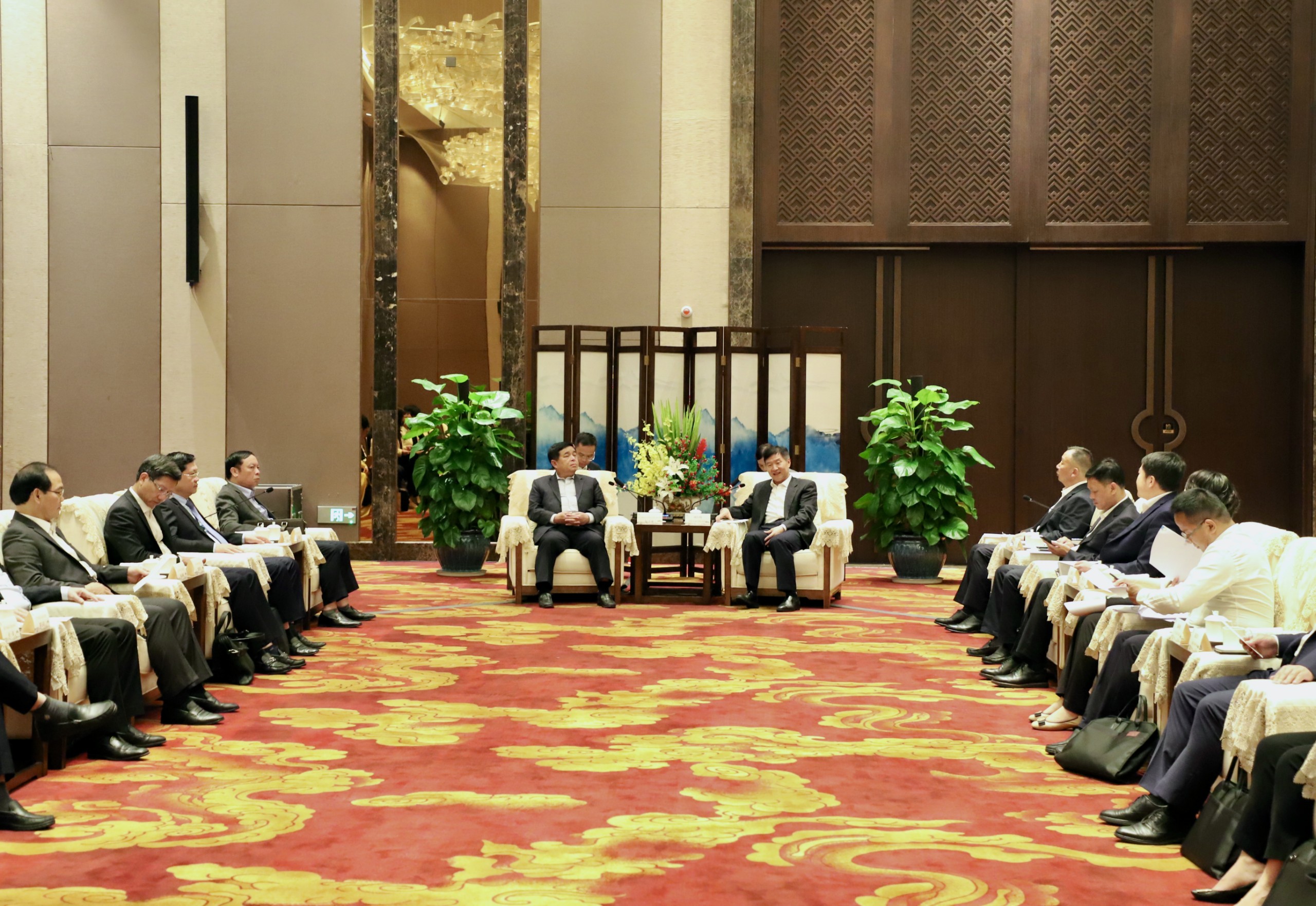 Bộ trưởng Nguyễn Chí Dũng và đoàn công tác đã làm việc với ông Lưu Tiểu Minh, Phó Bí thư Tỉnh ủy, Chủ tịch Chính quyền tỉnh Hải Nam.