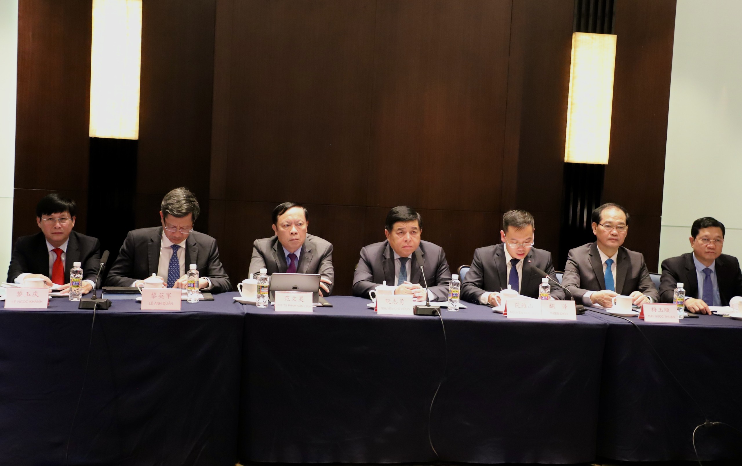 Bộ trưởng Bộ Kế hoạch và Đầu tư Nguyễn Chí Dũng cùng các thành viên trong đoàn công tác tại buổi làm việc với chính quyền tỉnh Hải Nam, Trung Quốc. 