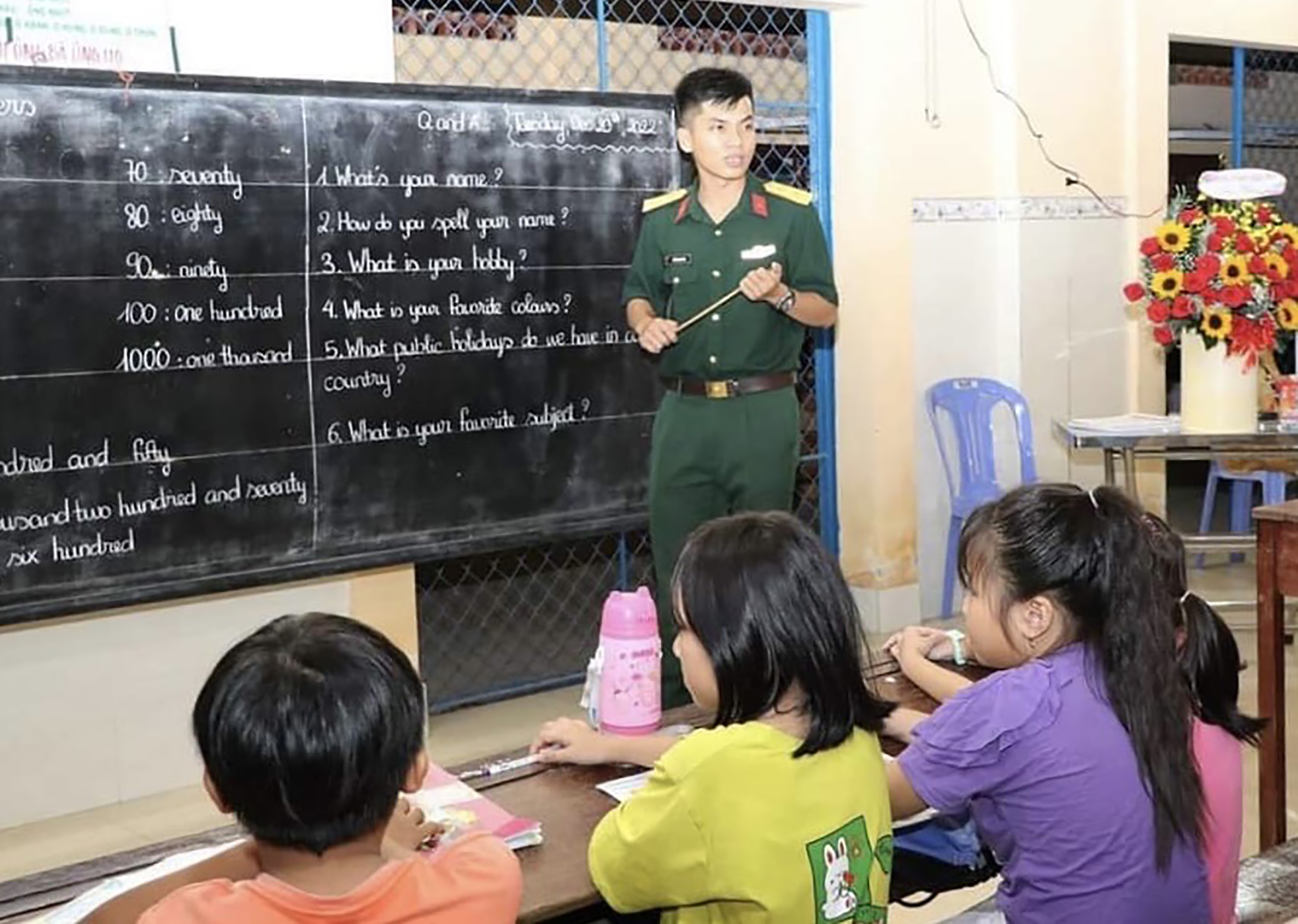 Lớp học tiếng Anh của Thượng úy Trần Quang Huy đã giúp hàng trăm em học sinh có hoàn cảnh khó khăn được học tiếng Anh miễn phí.