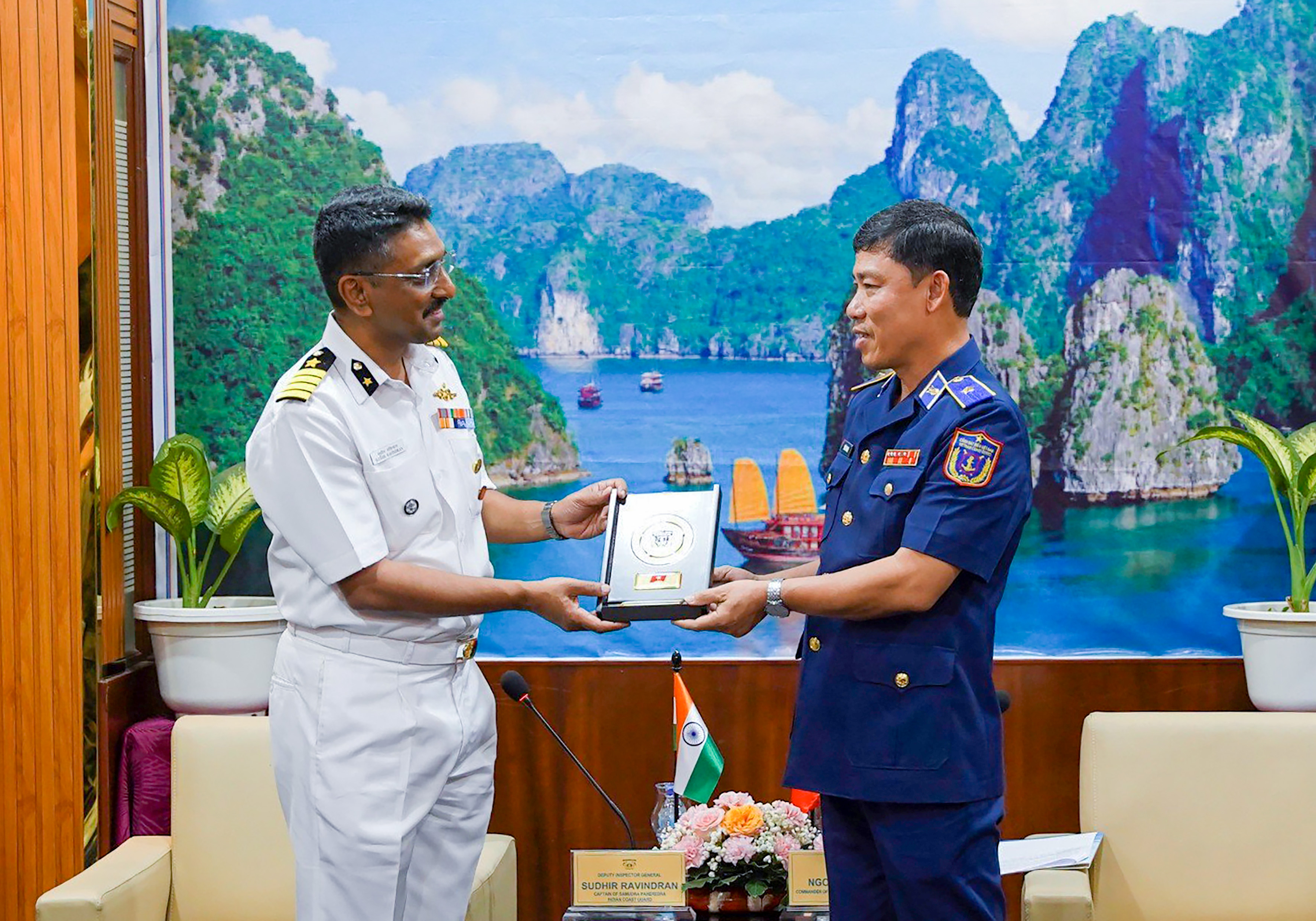 Thiếu tướng Ngô Bình Minh, Tư lệnh Vùng Cảnh sát biển 3 tặng logo của lực lượng Cảnh sát biển cho ông Sudhir Ravindran trưởng đoàn lục lượng Bảo vệ bờ biển Ấn Độ.