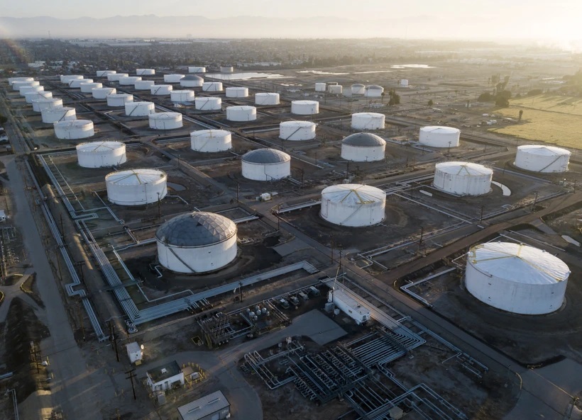 Bể chứa dầu tại kho dự trữ ở Carson, California, Mỹ. 