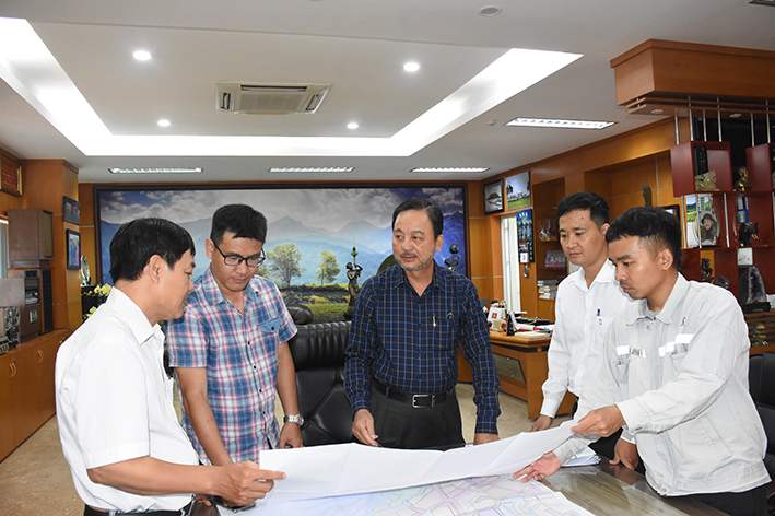  Ông Phạm Văn Triêm (giữa), Chủ tịch HĐQT Công ty CP Đầu tư và Xây dựng Tân Phước Thịnh trao đổi với các cộng sự.