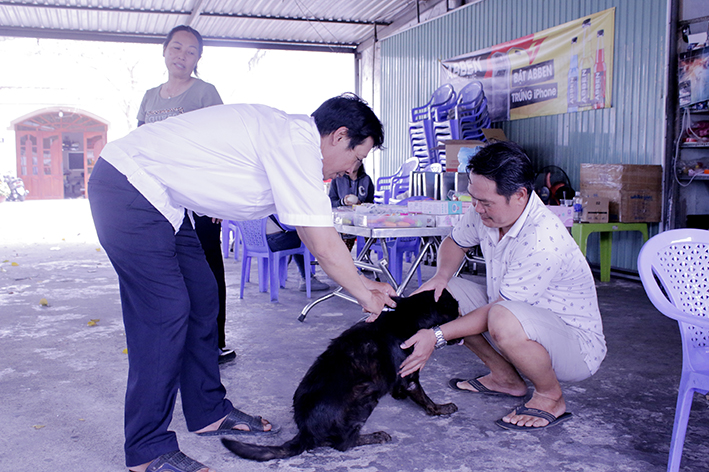 Cán bộ thú y xã Long Sơn, TP.Vũng Tàu tiêm vắc xin phòng dại cho chó của người dân trên địa bàn.