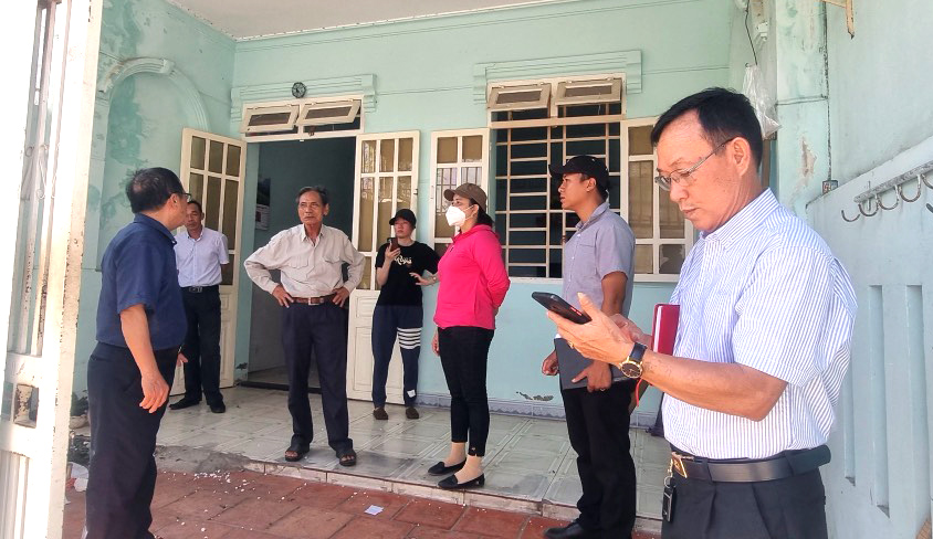 Bà Nguyễn Thị Thanh Vân, Chủ tịch UBND phường 11 (thứ 3 từ phải qua) tuyên truyền, vận động người dân  bàn giao mặt bằng thực hiện các dự án trên địa bàn phường.