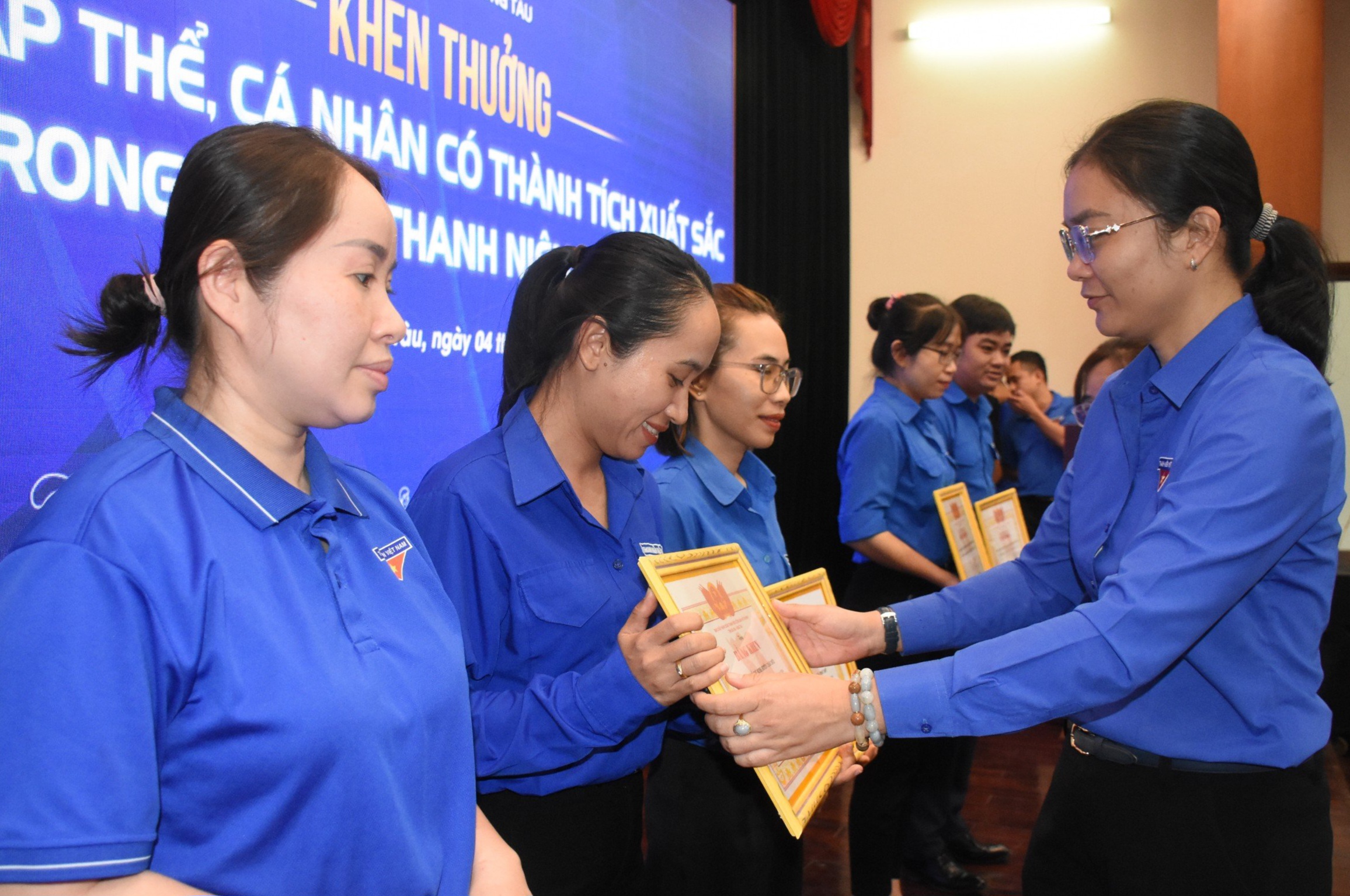 Chị Hồ Thị Ánh Tuyết, Bí thư Tỉnh Đoàn trao Bằng khen cho các tập thể có thành tích trong phong trào Tháng Thanh niên năm 2024.