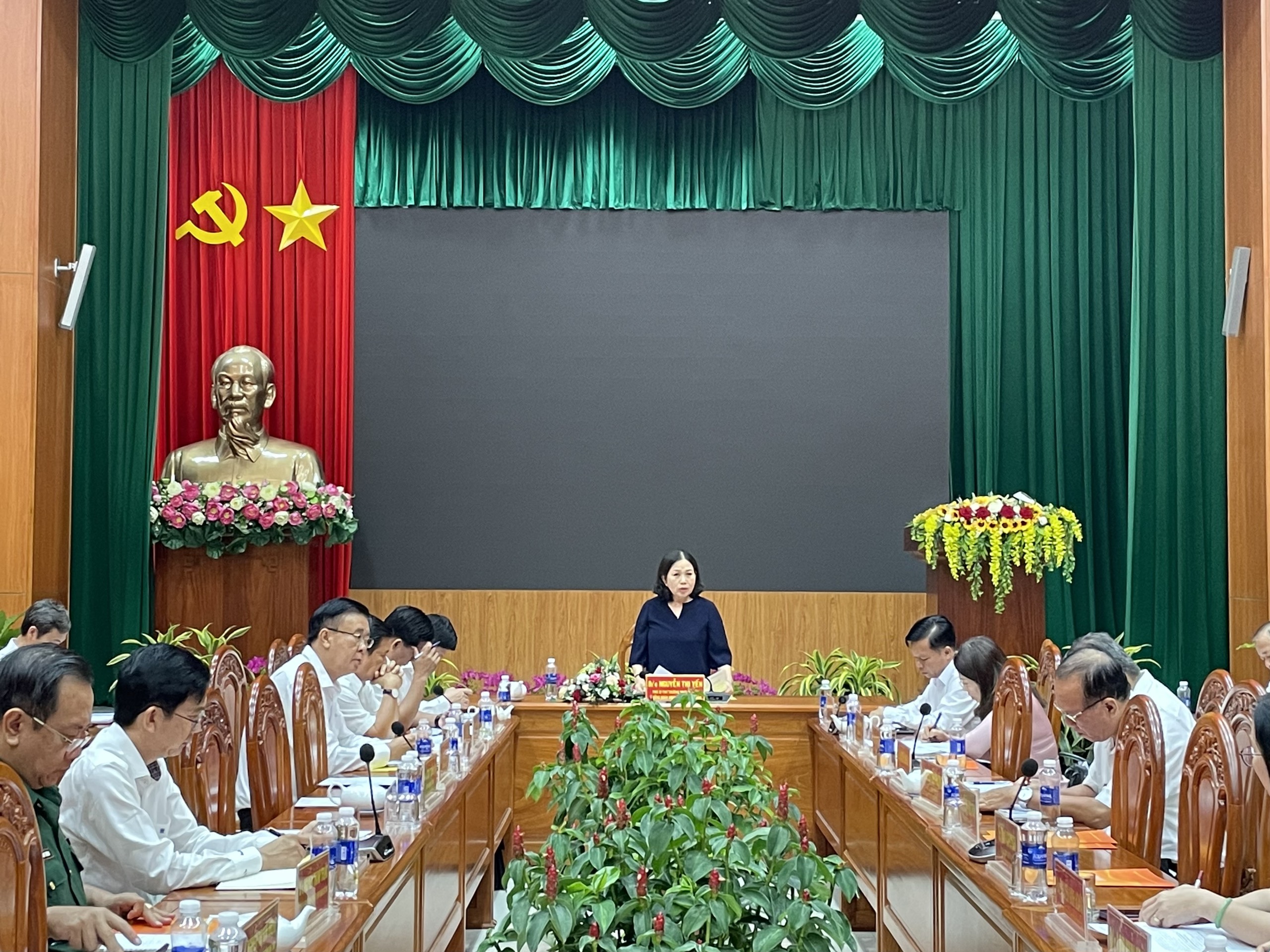 Phó Bí thư Thường trực Tỉnh ủy Nguyễn Thị Yến phát biểu kết luận tại buổi làm việc.